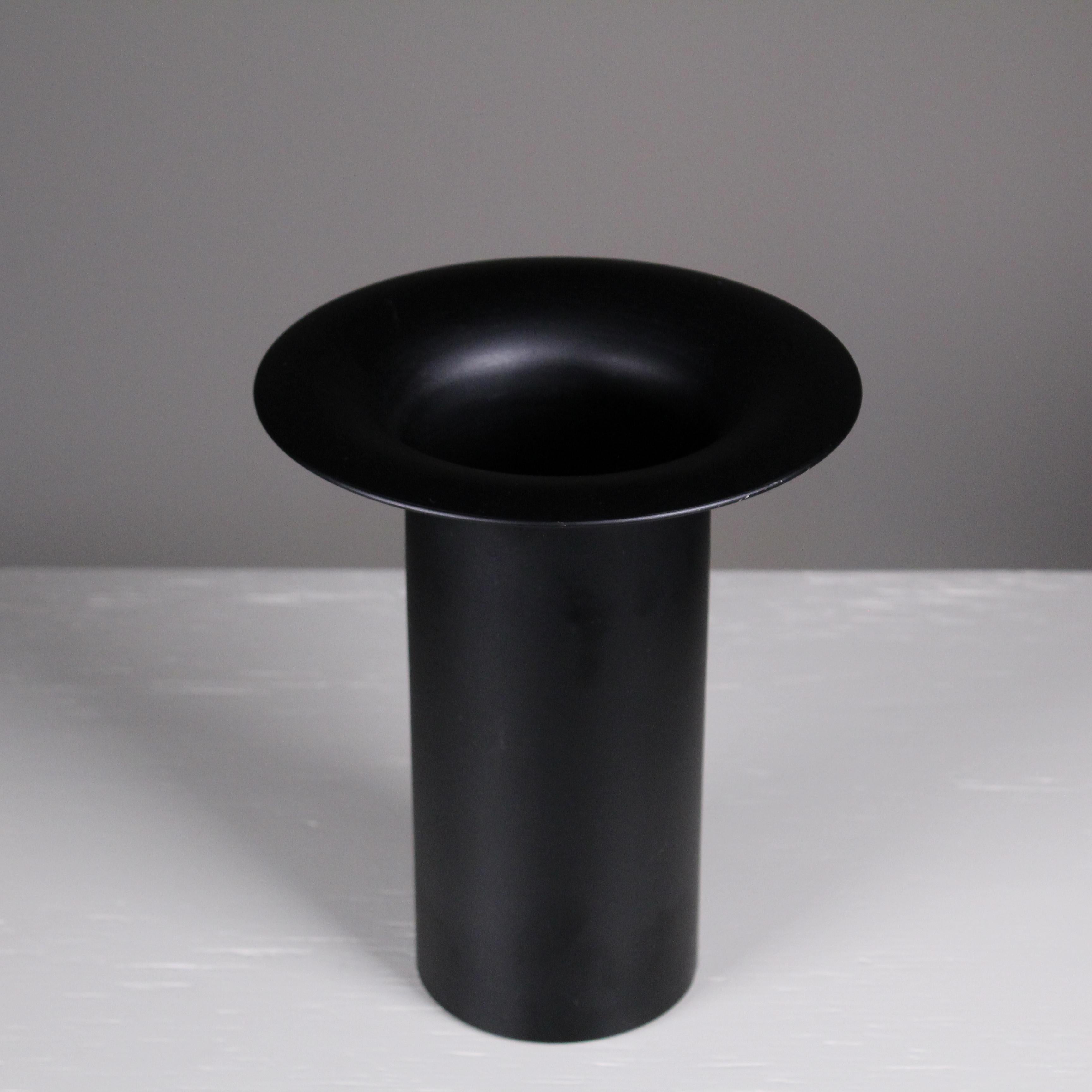 Postmoderno Vaso cilindrico in metallo nero, 1970 circa in vendita