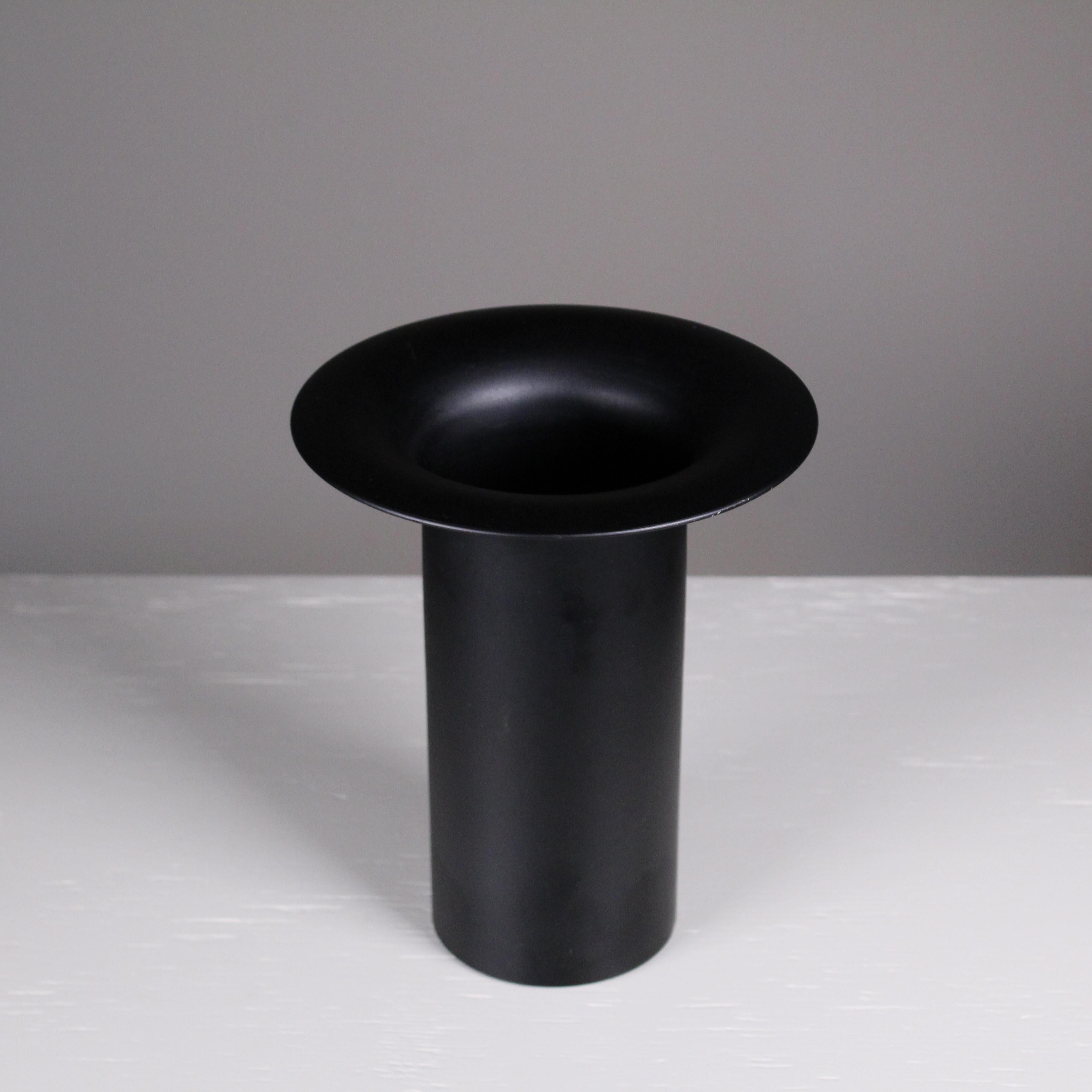 Italian Vaso cilindrico in metallo nero, 1970 circa in vendita