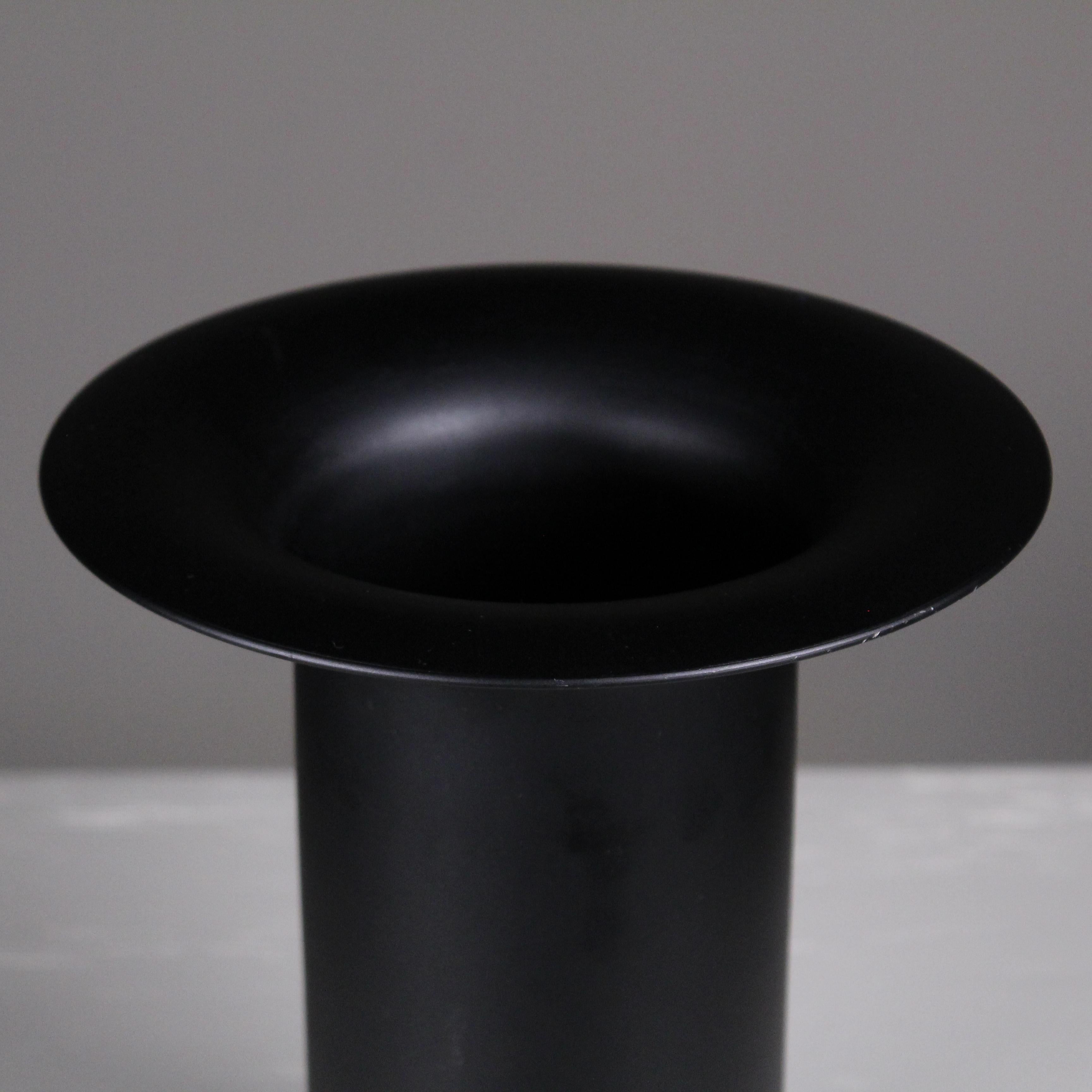 Vaso cilindrico in metallo nero, 1970 circa In condizioni buone in vendita a Milano, Lombardia