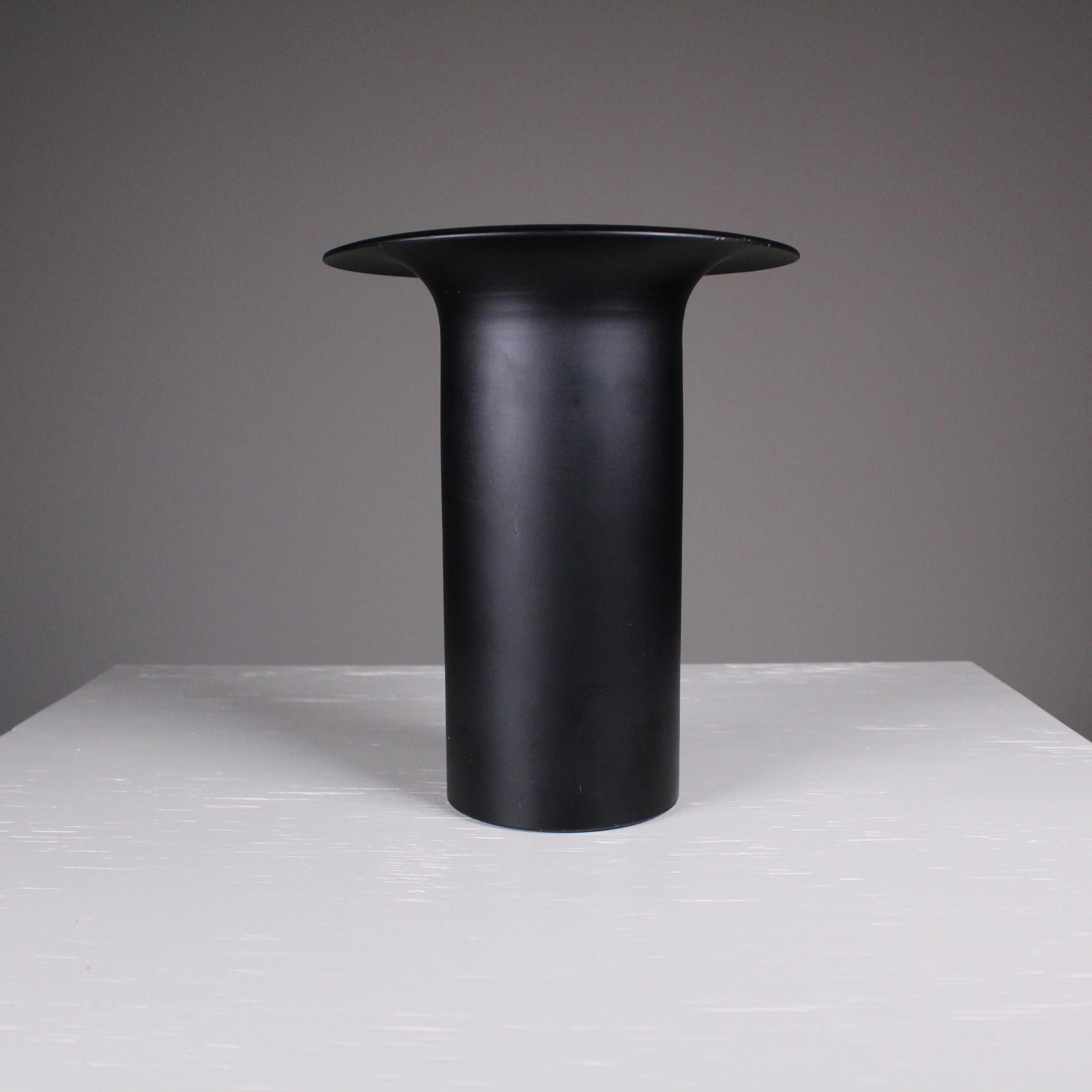 Late 20th Century Vaso cilindrico in metallo nero, 1970 circa in vendita