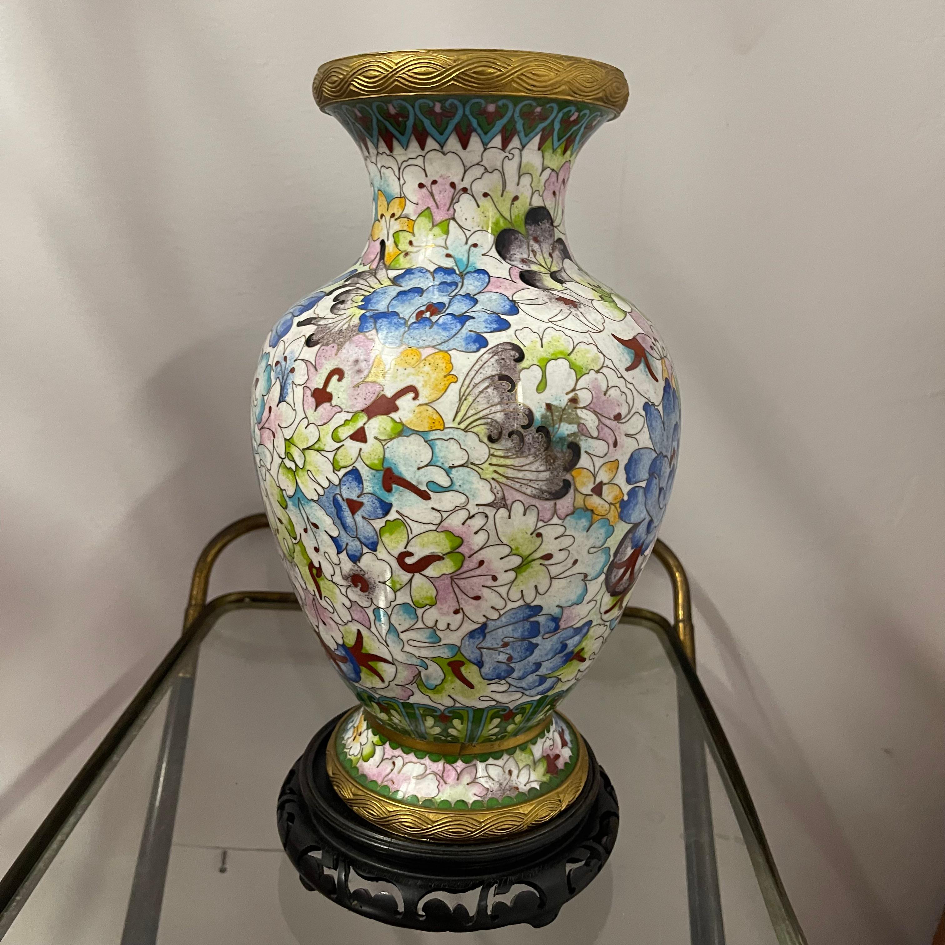 Grande vaso cinese cloisonné  con decorazione floreale a tutto tondo. la circonferenza dell'imboccatura, ha un labbro in bronzo dorato, finemente lavorato ad incisione sulla parte superiore e un anello sulla base. Splendidamente realizzato e
