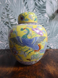 Chinesisches Porzellan dekorative gelbe Vase mit Blumen und Blättern 1960