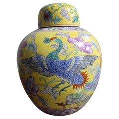 Chinesisches Porzellan dekorative gelbe Vase mit Blumen und Blättern 1960