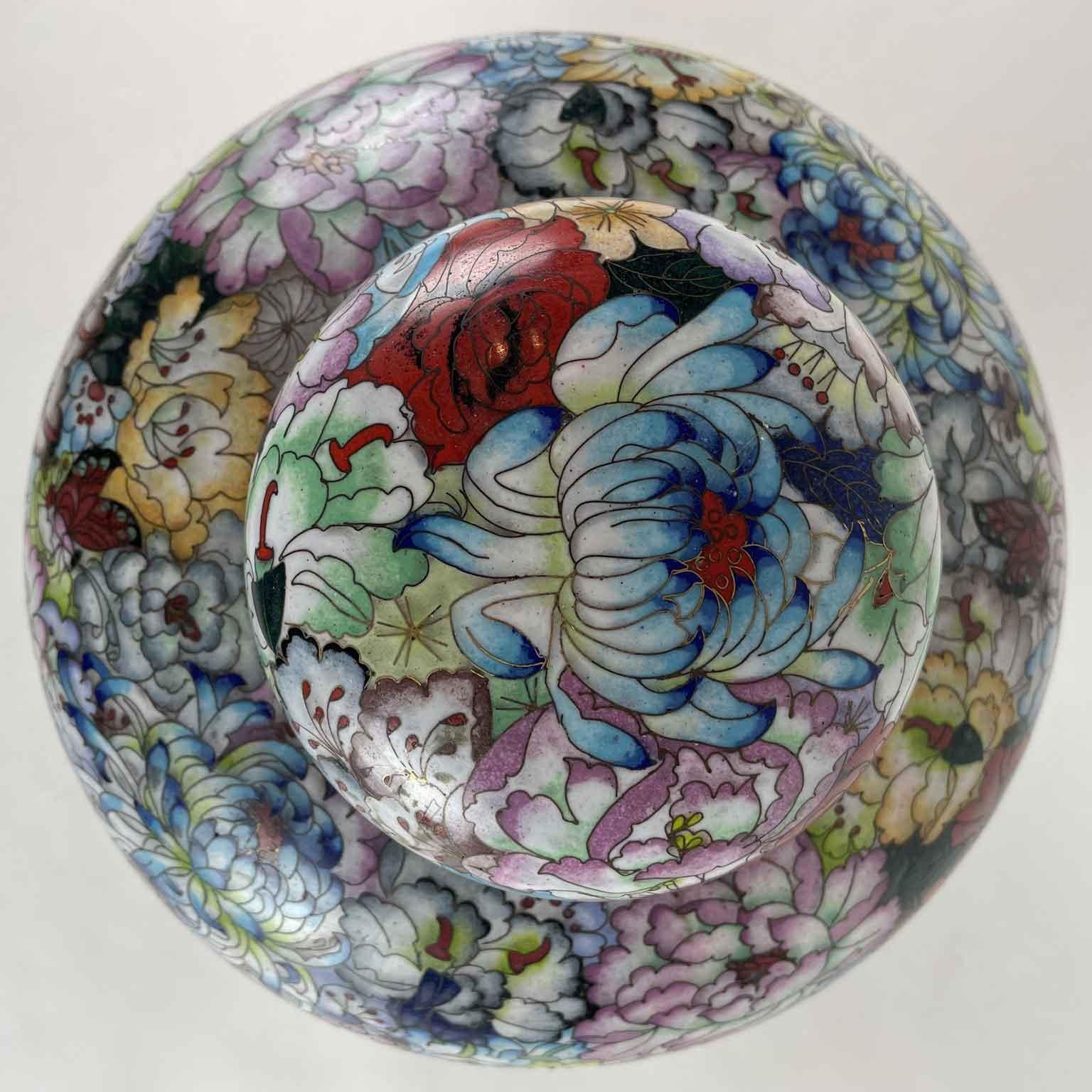 Cloisonné vase with lid Flower and butterfly decoration China circa 1950s In Good Condition For Sale In Milan, IT