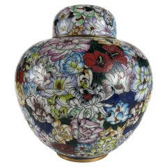 Jarrón de cloisonné con tapa decorado con flores y mariposas China circa 1950