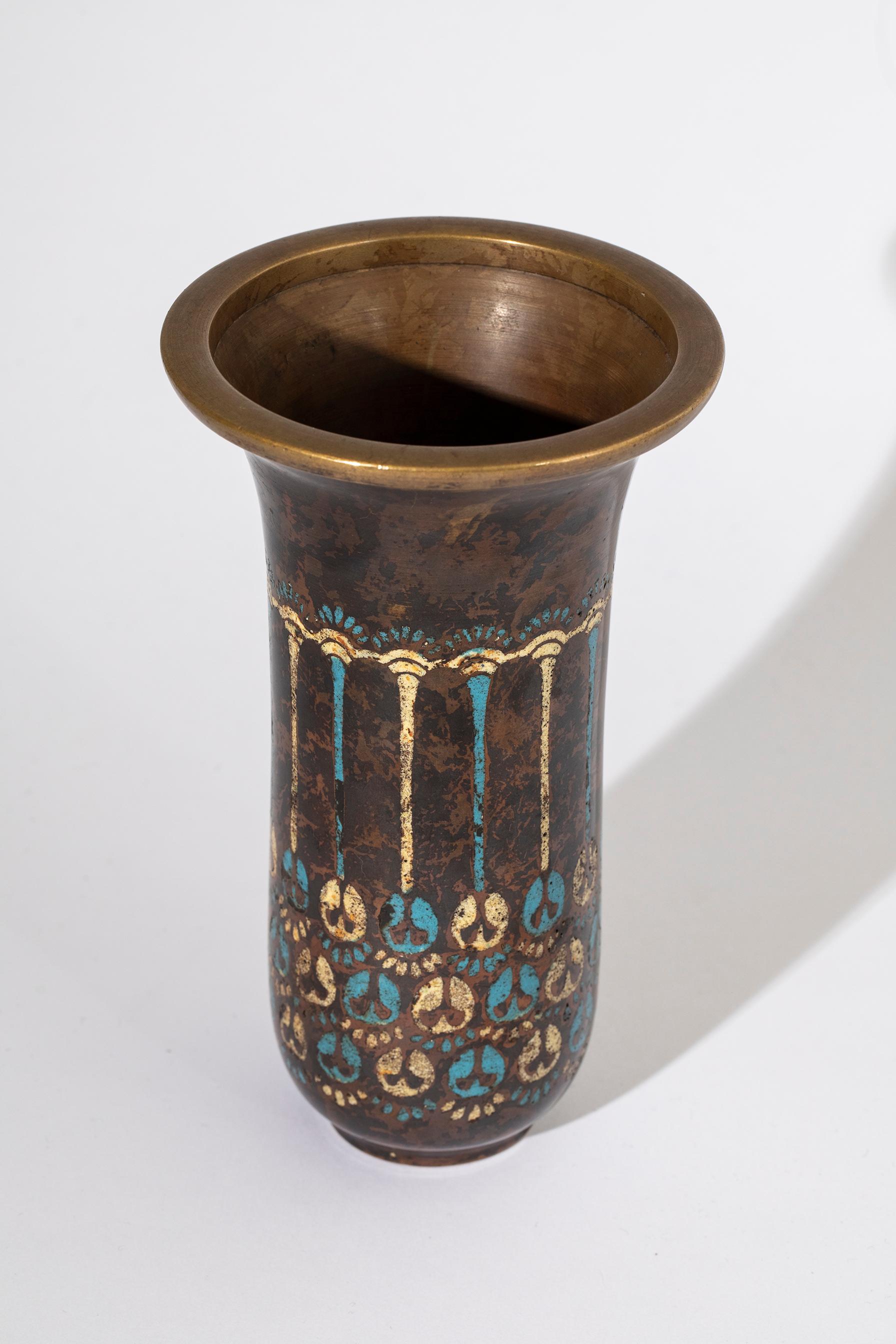 Beautiful cloisonné brass vase with floral motifs in shades of brown, white, and blue. It has a flared bell shape with a beautiful patina and a very high quality of materials. Condition good. 