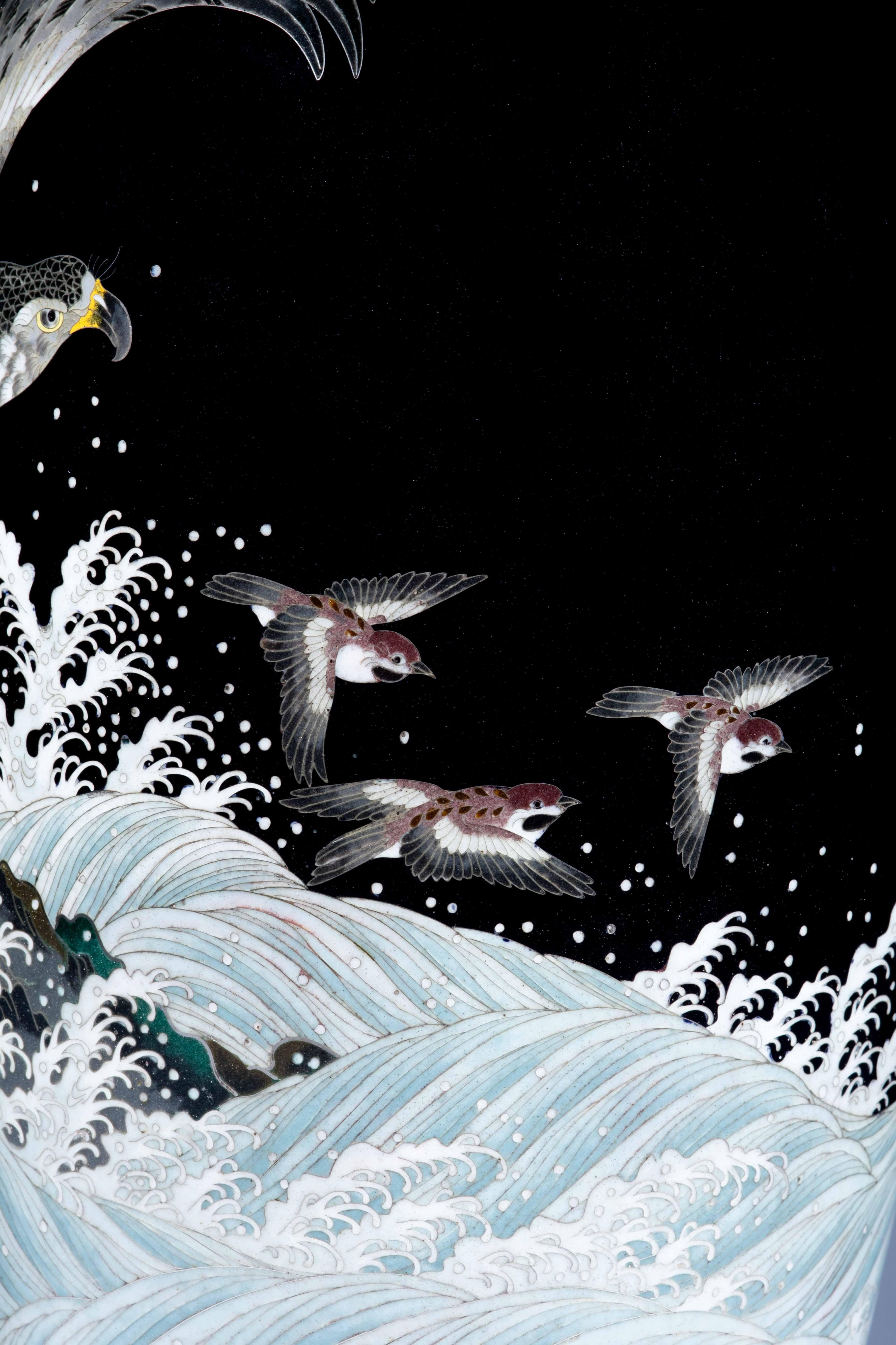 Japanese Vase cloisonné représentant un aigle observant un chidori en vol en vente