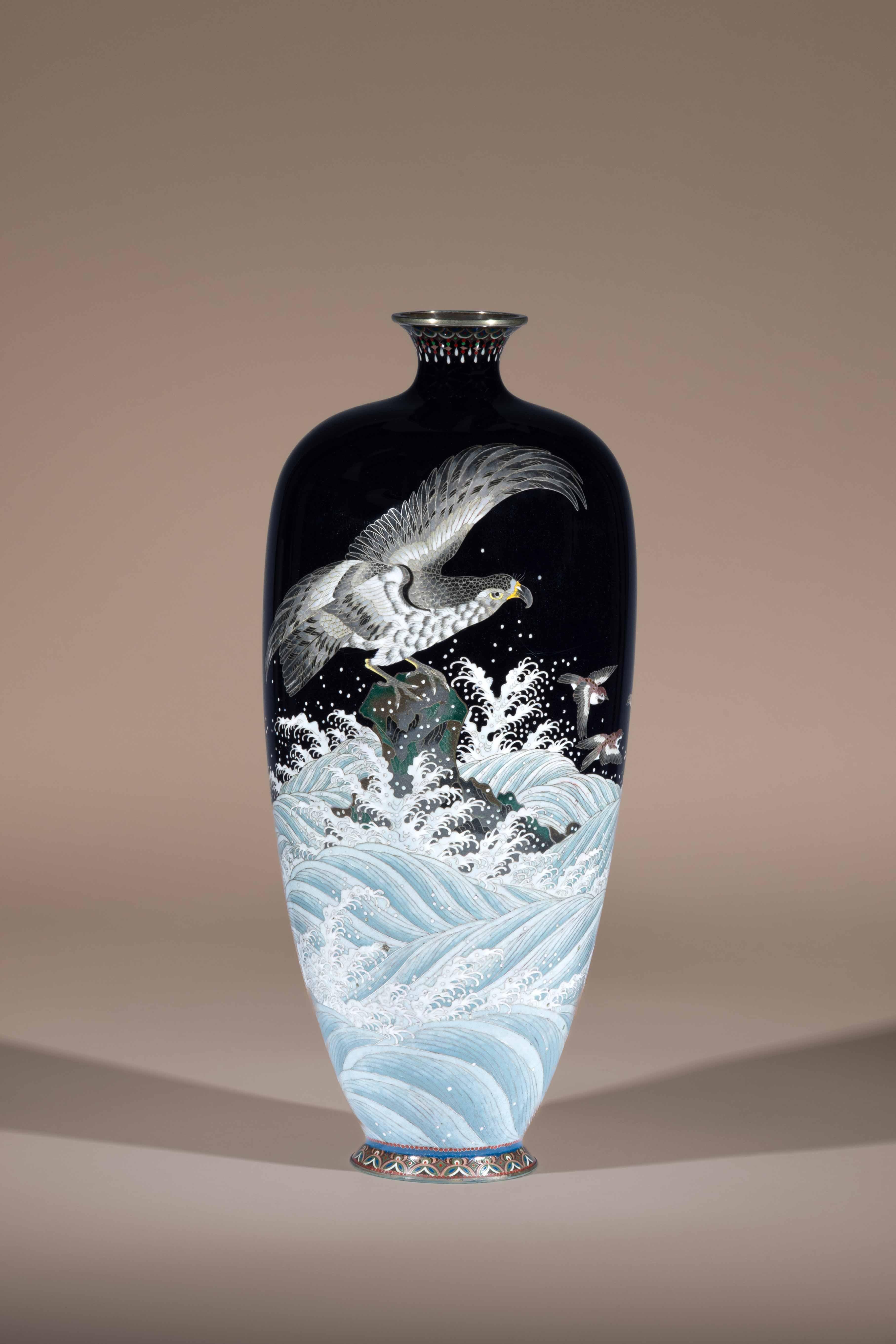 Vase cloisonné représentant un aigle observant un chidori en vol Excellent état - En vente à Milano, IT