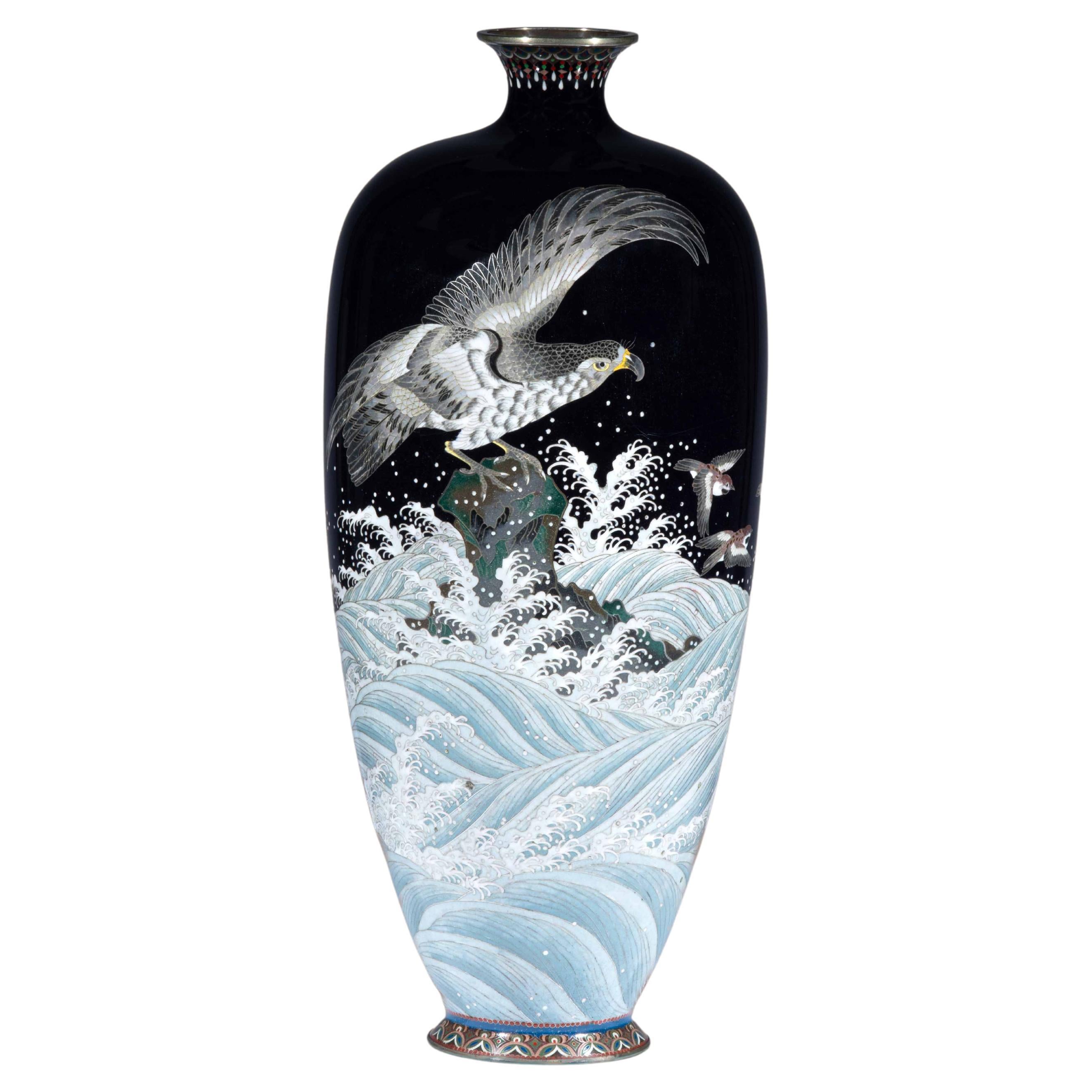 Vase cloisonné représentant un aigle observant un chidori en vol en vente