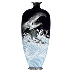 Jarrón de cloisonné que representa un águila observando chidori en vuelo