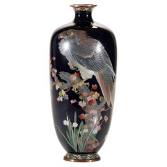 Vaso cloisonné raffigurante un'aquila su un ramo di pino Matsu