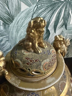 Vase avec couvercle Style Satsuma Chine fond or avec lions dans les anses et le couvercle