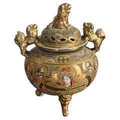 Vase avec couvercle Style Satsuma Chine fond or avec lions dans les anses et le couvercle