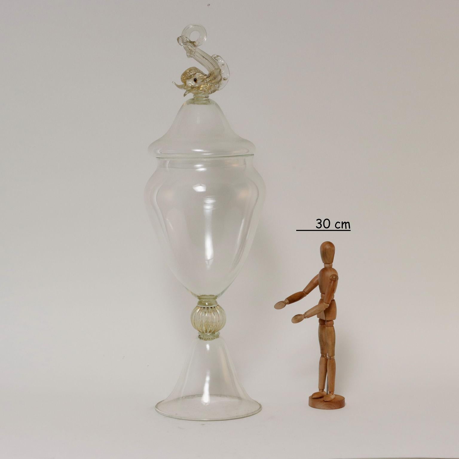 Vase en verre transparent. Douille à couvercle en verre en forme de poisson avec inclusions d'or.