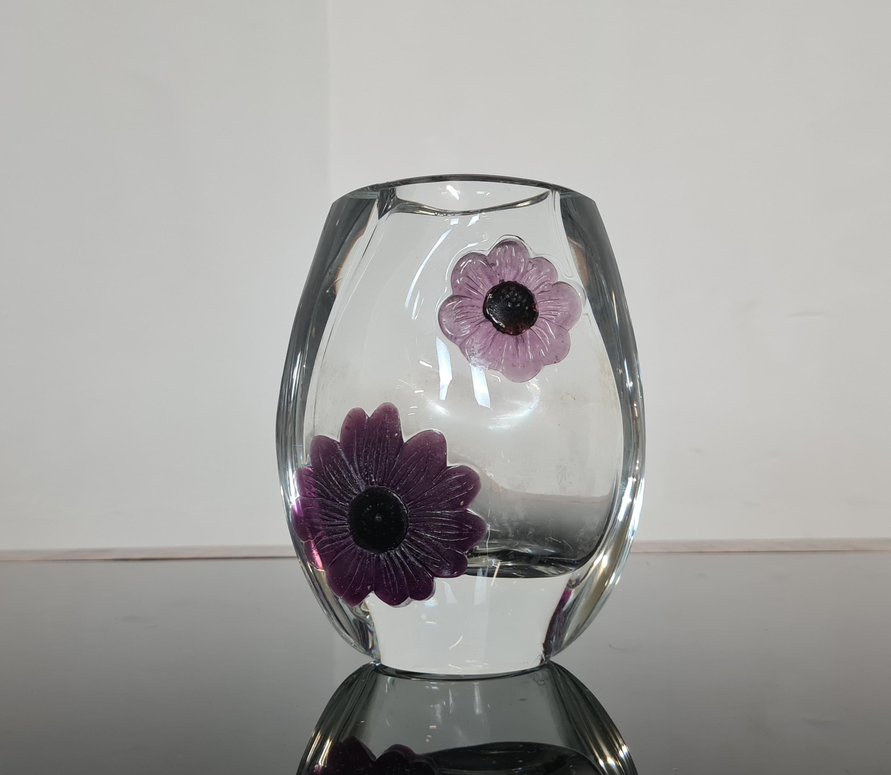 Jarrón modelo Coppelia fabricado por Daum Francia.

Refinado jarrón de cristal con decoraciones florales en pasta de vidrio malva y rosa.

Fabricado en la década de 1980, este jarrón combina la innovación y la historia de Daum, una cristalería