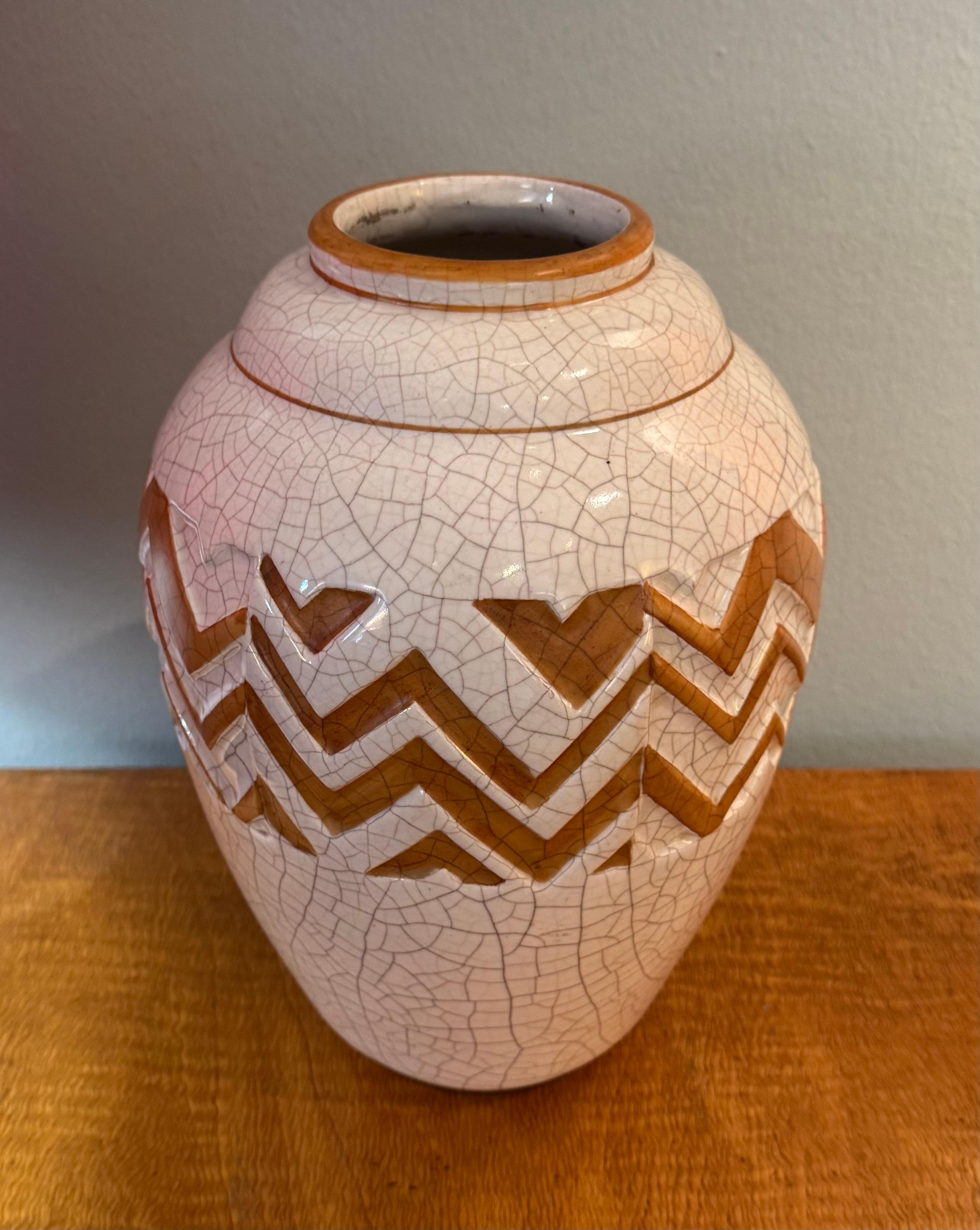 Splendido vaso in ceramica craquele, prodotto in Francia nel 1930.
La tecnica di cottura chiamata craquele è la più sofisticata del novecento; prevede infatti la cottura della ceramica al limite della rottura della stessa.
Così facendo dona una