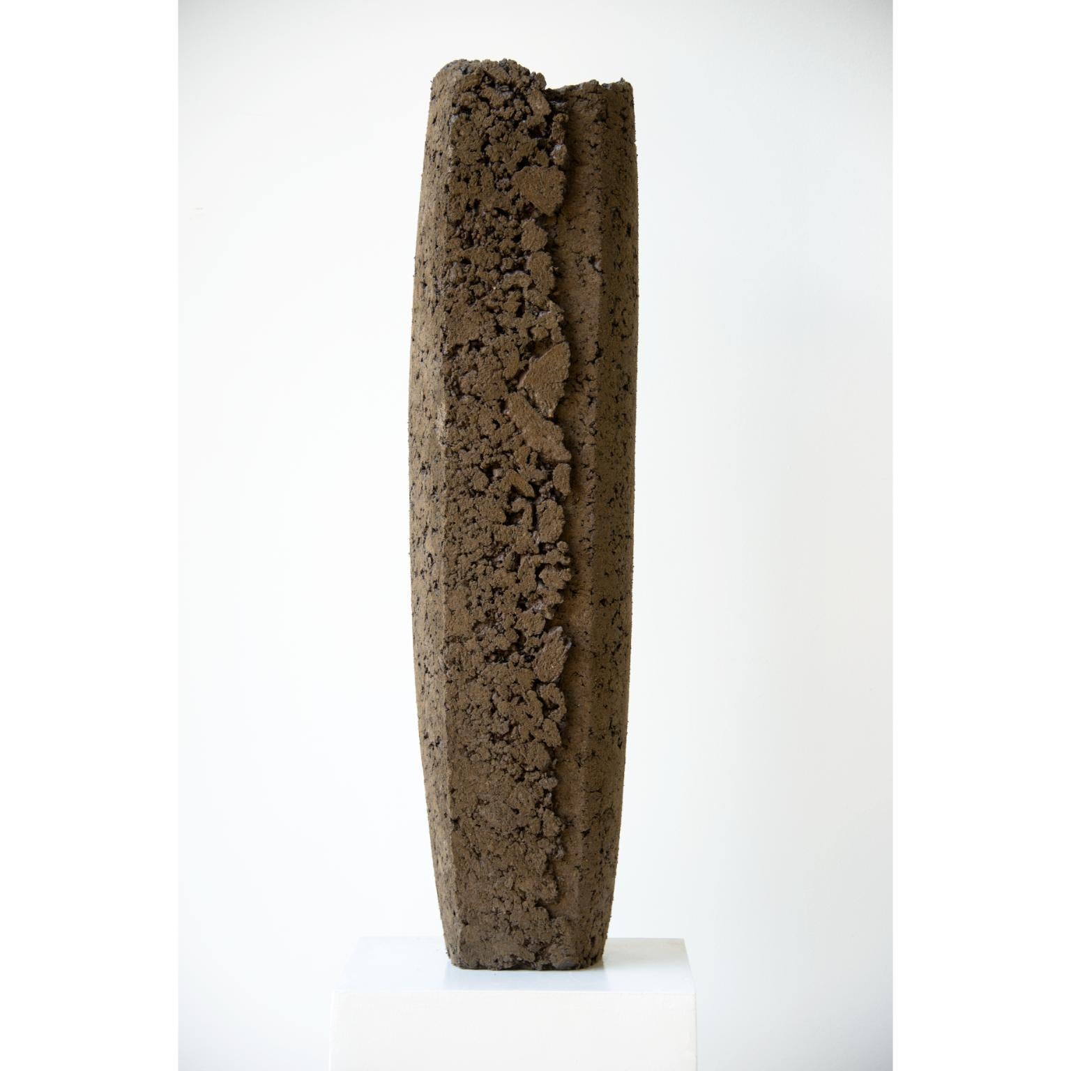 Vaso Crosta 02 Scultura di Domingos Tótora Estúdio
Dimensioni: L. 21 x P. 23 x H. 90 cm
Materiali: Cartone riciclato.

Domingos Tótora, nato e cresciuto a Maria da Fé, una città della regione montuosa di Minas Gerais, in Brasile, ha scelto il