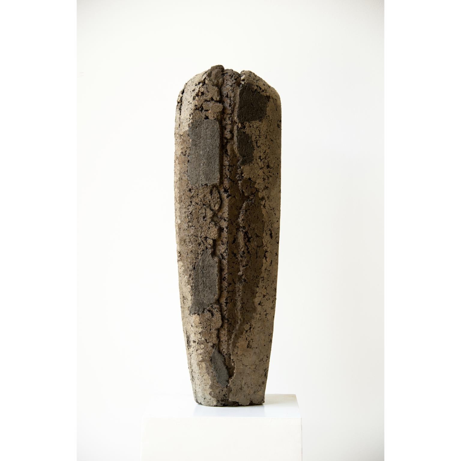 Vaso Crosta 04 Scultura di Domingos Tótora Estúdio
Dimensioni: L. 24 x P. 24 x H. 80 cm
Materiali: Cartone riciclato.

Domingos Tótora, nato e cresciuto a Maria da Fé, una città della regione montuosa di Minas Gerais, in Brasile, ha scelto il