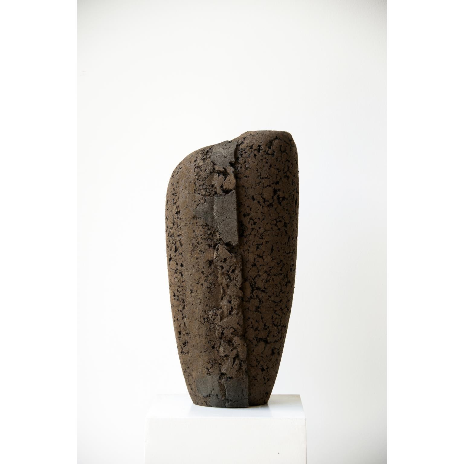 Scultura Vaso Crosta 07 di Domingos Tótora Estúdio
Dimensioni: L. 24 x P. 31 x H. 64 cm
Materiali: Cartone riciclato.

Domingos Tótora, nato e cresciuto a Maria da Fé, una città della regione montuosa di Minas Gerais, in Brasile, ha scelto il