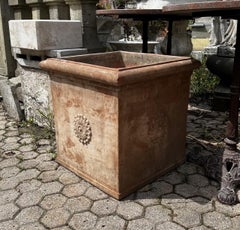 Handgefertigter Terrakotta-Blumentopf für den Außenbereich mit quadratischem Querschnitt, Italien