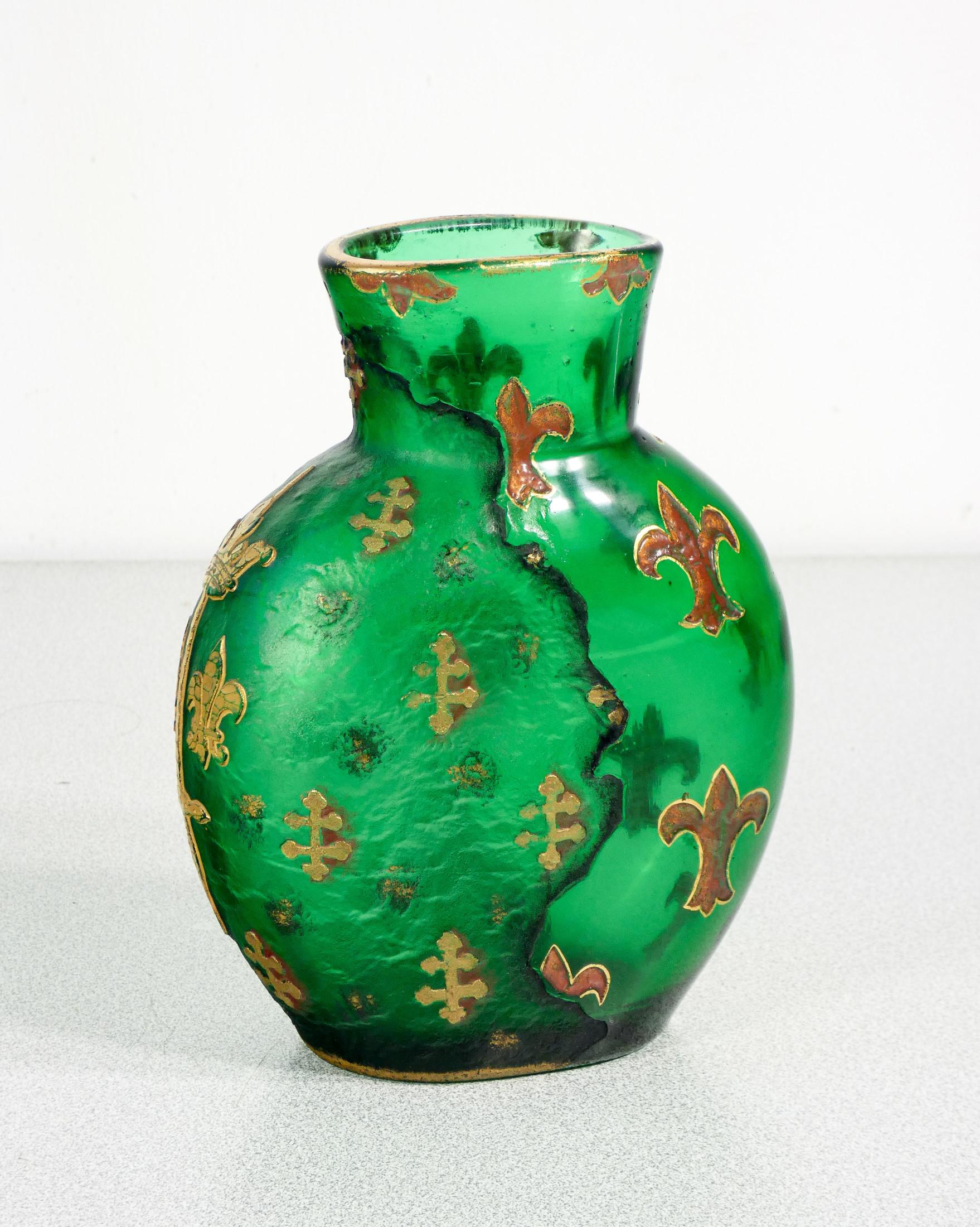 Vase DAUM Frères
verre soufflé
et gravé à l'acide, avec Gigli,
Croix de Lorraine
et une épée couronnée.

ORIGINE
Nancy

PÉRIODE
Dernier quart du 19ème siècle

MARQUE
La verrerie Daum, fondée en 1878 à Nancy par Jean Daum, est devenue l'une des plus