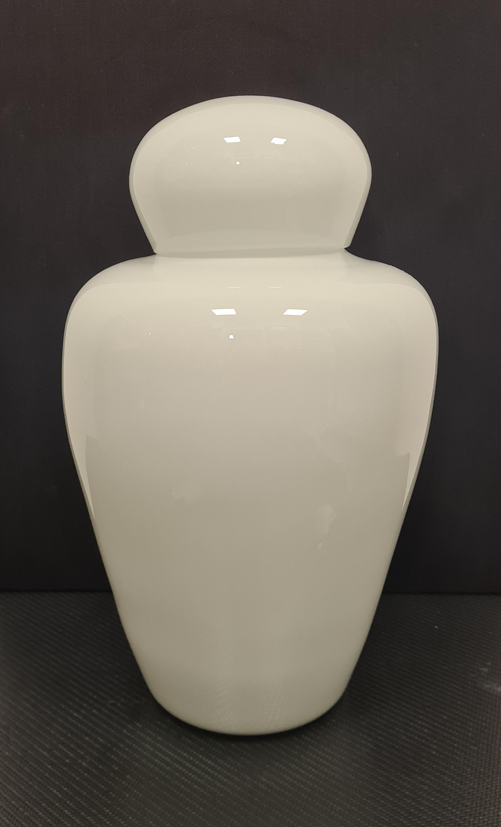 Vase aus der Serie Chinese, entworfen von Tobia Scarpa für Venini.

Elegante Vase mit Deckel aus weißem, geschichtetem Glas.

Die Cinesi-Serie wurde von Carlo Scarpa in den 1940er Jahren entworfen, sein Sohn Tobia schuf ab den 1960er Jahren