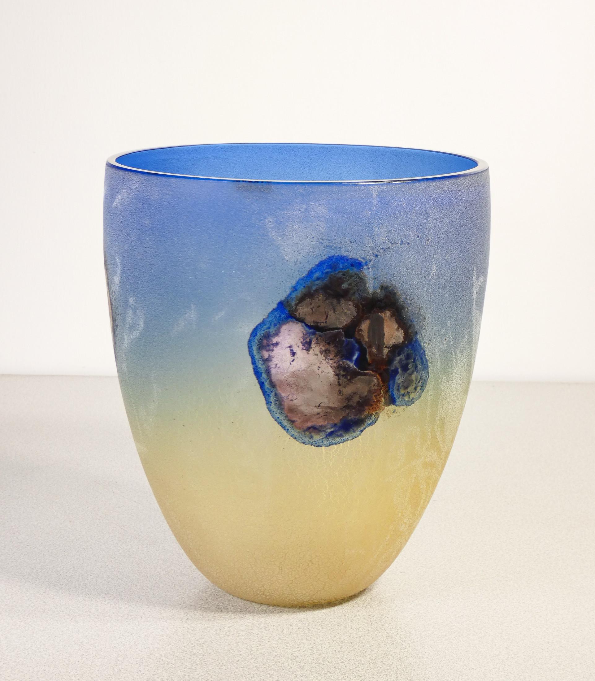 Vase der Serie Scavo aus mundgeblasenem, klangvollem Glas, Design Alfredo BARBINI. Murano (Late 20th Century) im Angebot