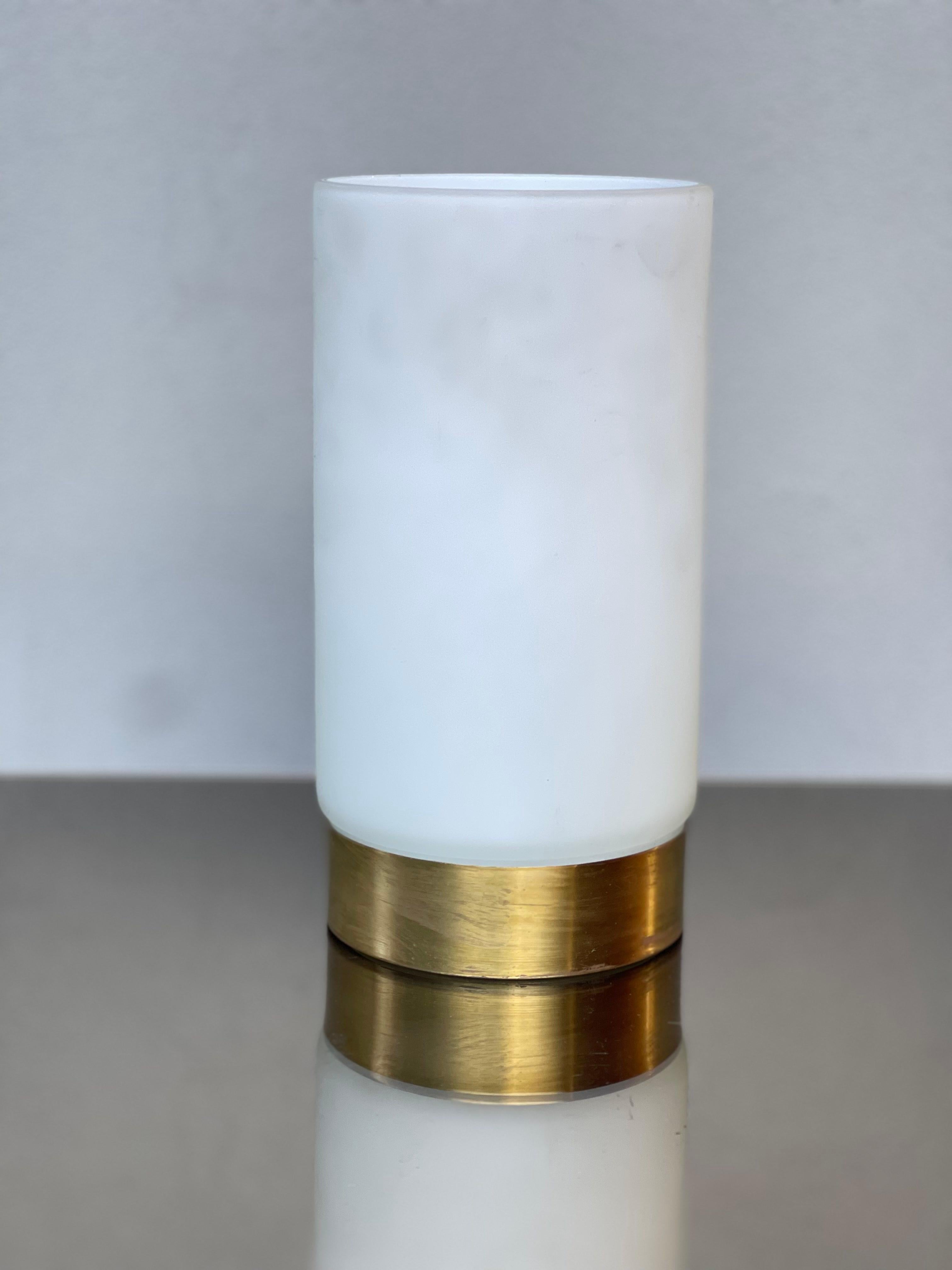 Vaso vaso design basamento in ottone - vetro Bianco lattimo incamiciato - Anni 70 (Italienisch) im Angebot