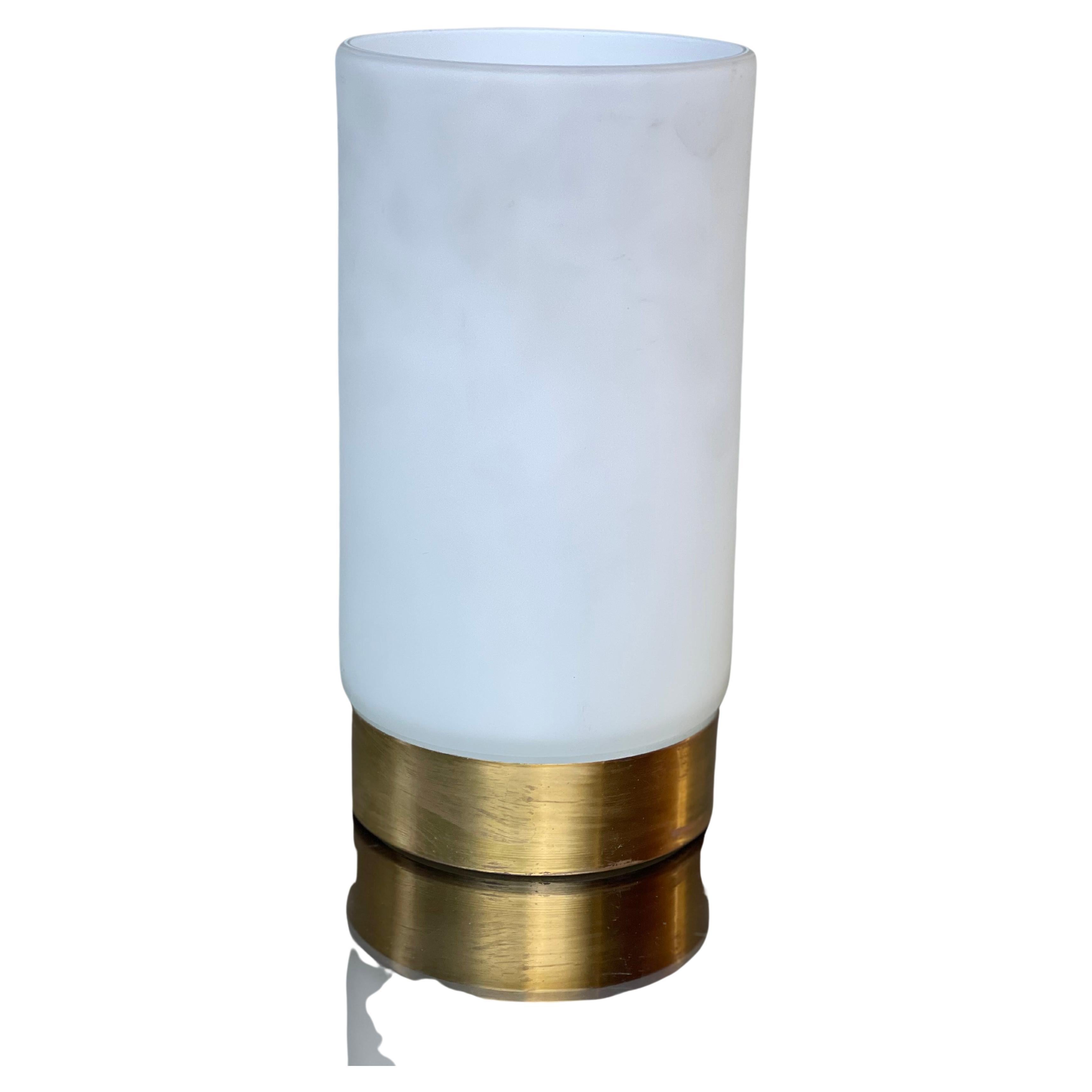 Vaso vaso design basamento in ottone - vetro Bianco lattimo incamiciato - Anni 70 