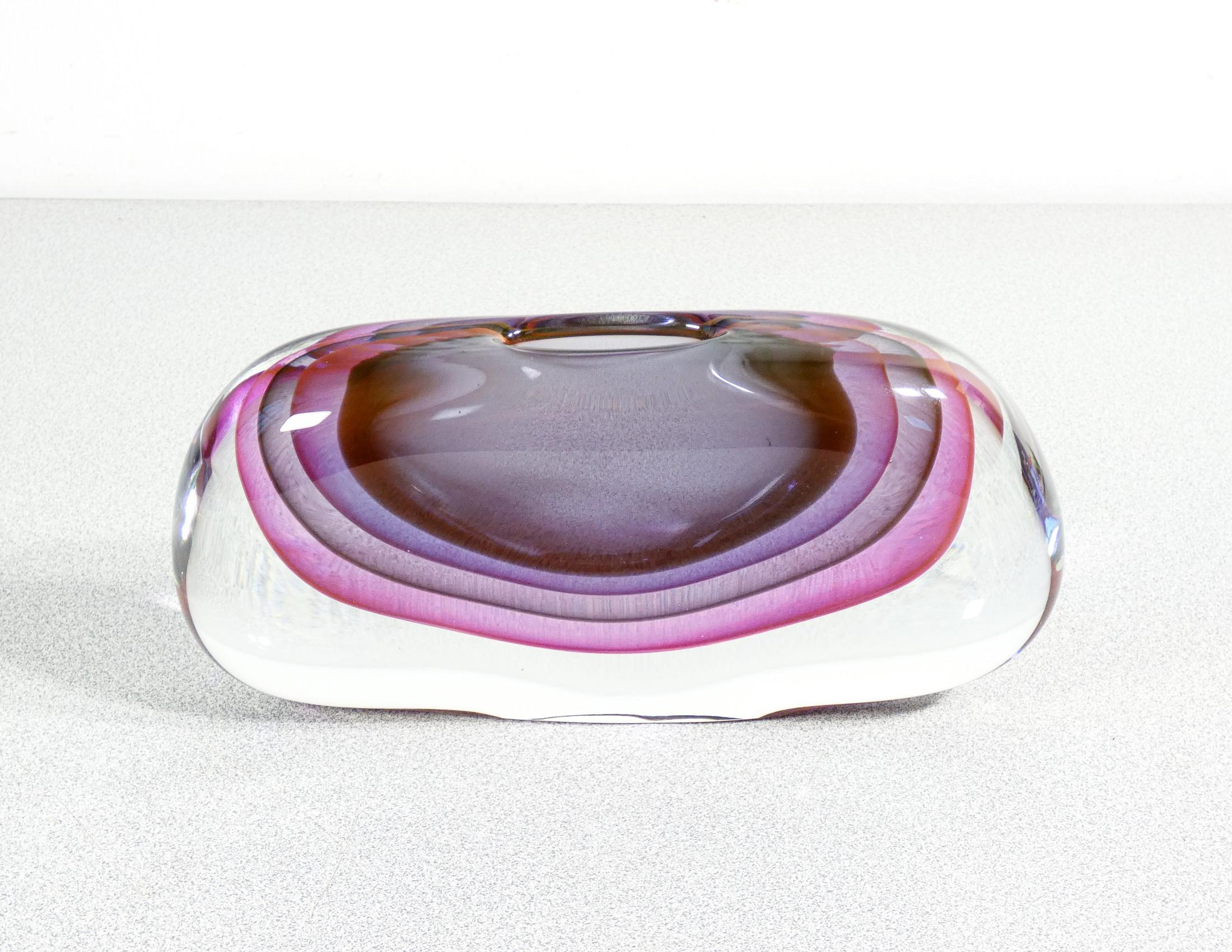 Design-Vase
Luigi ONESTO
geblasenes Glas
polychromie aus Murano.

URSPRUNG
Italien

PERIOD
1970s

MARK
Luigi ONESTO

MATERIALIEN
Polychromes mundgeblasenes Muranoglas, bearbeitet mit der Tauchtechnik

ABMESSUNGEN
Höhe: 10.5 cm
Breite: 22.5 cm
Tiefe: