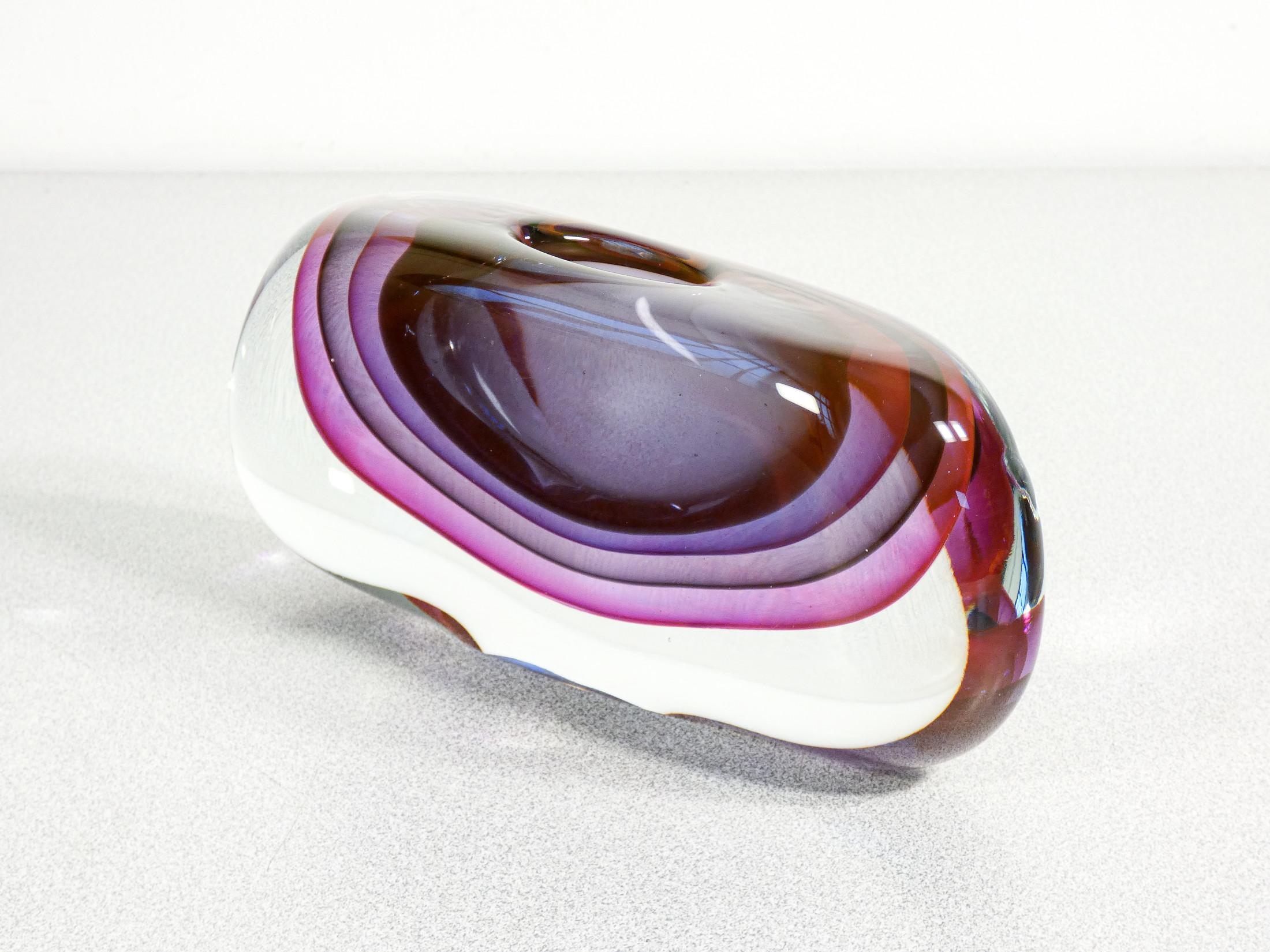 Vase nach dem Entwurf von Luigi ONESTO aus mundgeblasenem, polychromem Muranoglas. Italien, 70er Jahre (Late 20th Century)