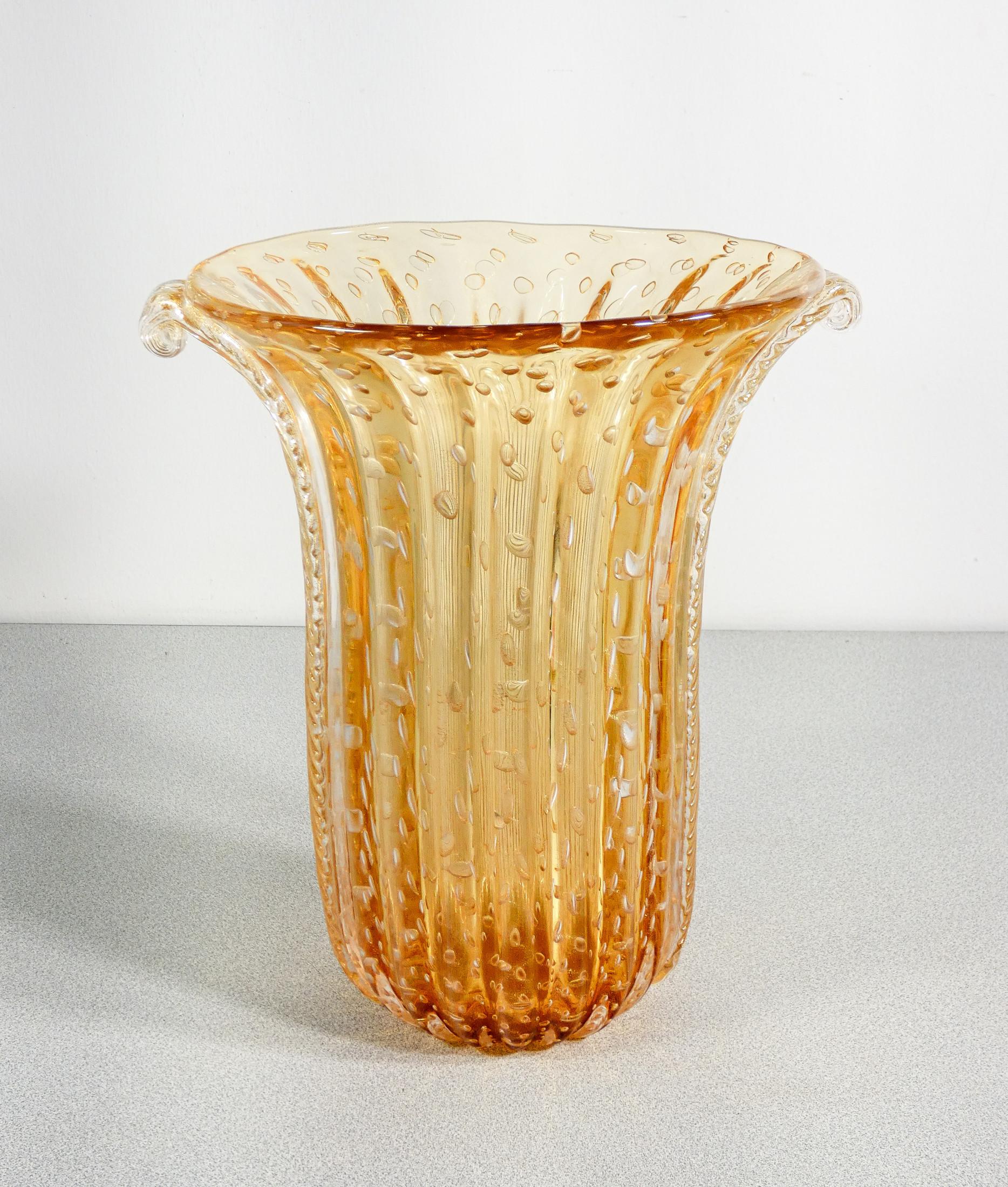 Vaso da collezione
design TOSO Murano,
in vetro soffiato oro
bullicante, cordonato
con scaglie dorate.

ORIGINE
Murano

PERIODO
Anni 70/80

MARCA
TOSO Murano
firmato sul fondo

MATERIALI
Vetro soffiato bullicante, cordonato con scaglie