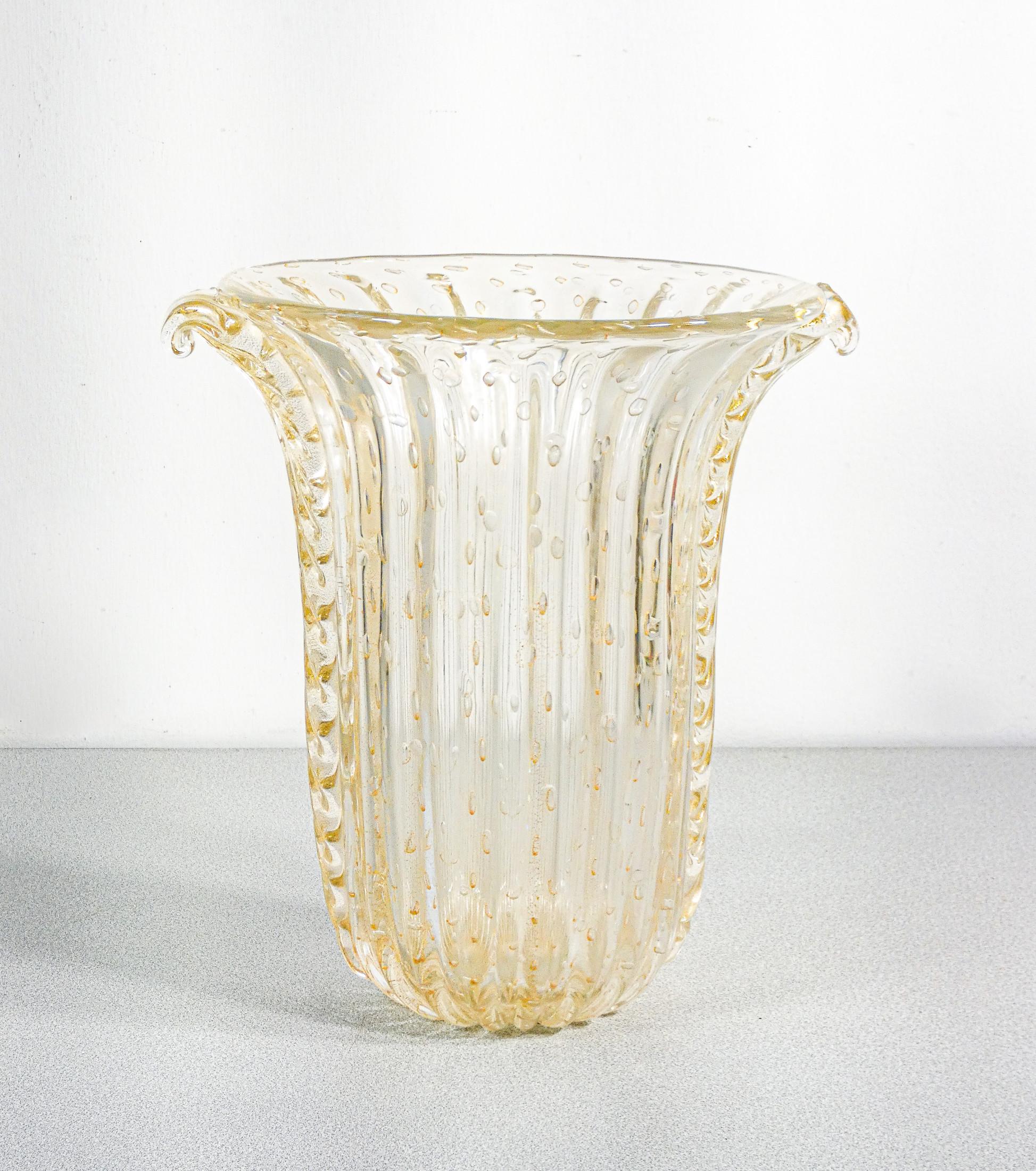 Vaso da collezione
design TOSO Murano,
in vetro soffiato trasparente
bullicante, cordonato
con scaglie dorate.

ORIGINE
Murano

PERIODO
Anni 70/80

MARCA
TOSO Murano
firmato sul fondo

MATERIALI
Vetro soffiato bullicante, cordonato con scaglie
