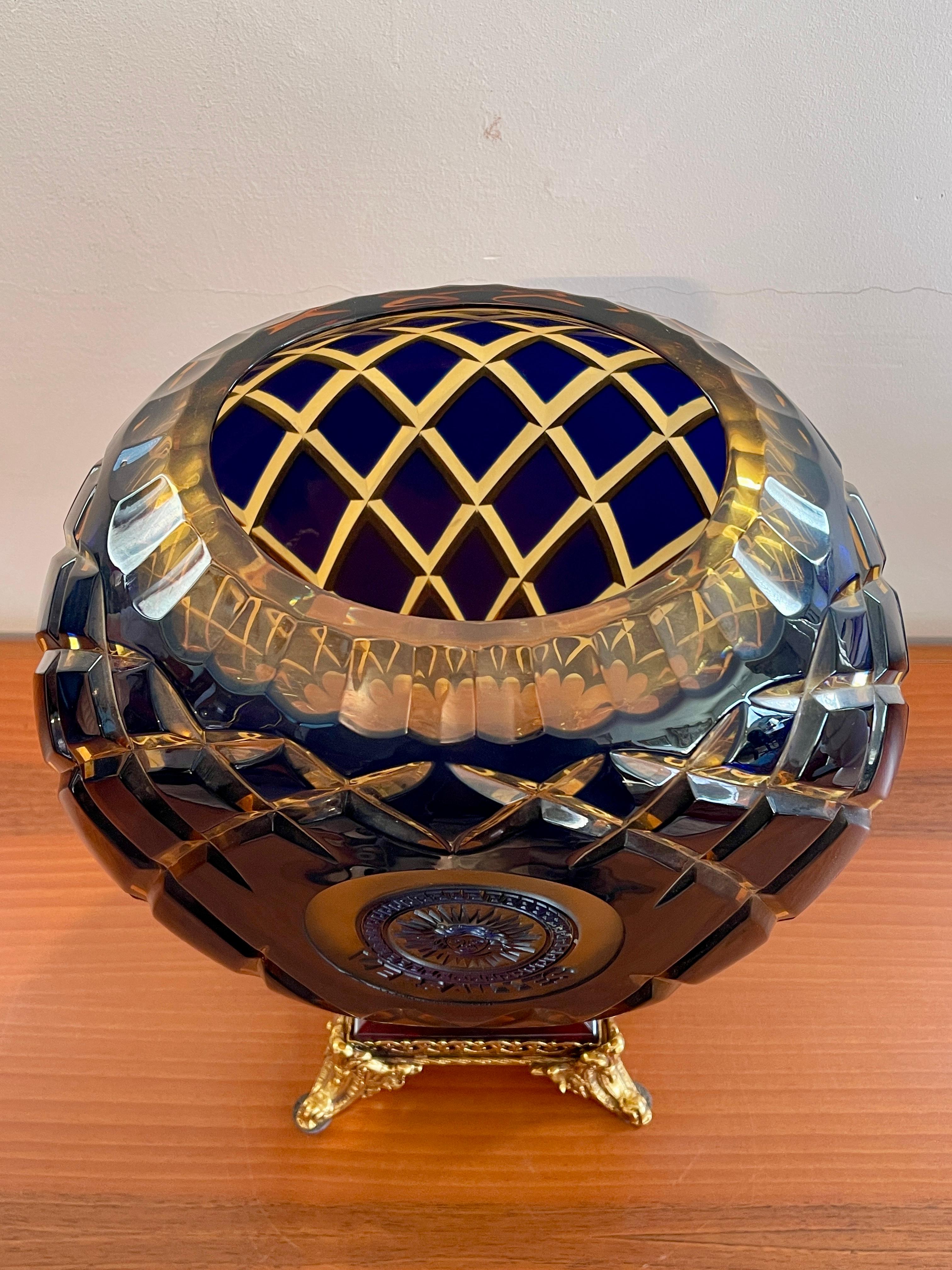 Versailles 20. Jahrhundert handgeschliffenes zweifarbiges Kristall und Bronze Luxusvase (Handgefertigt) im Angebot