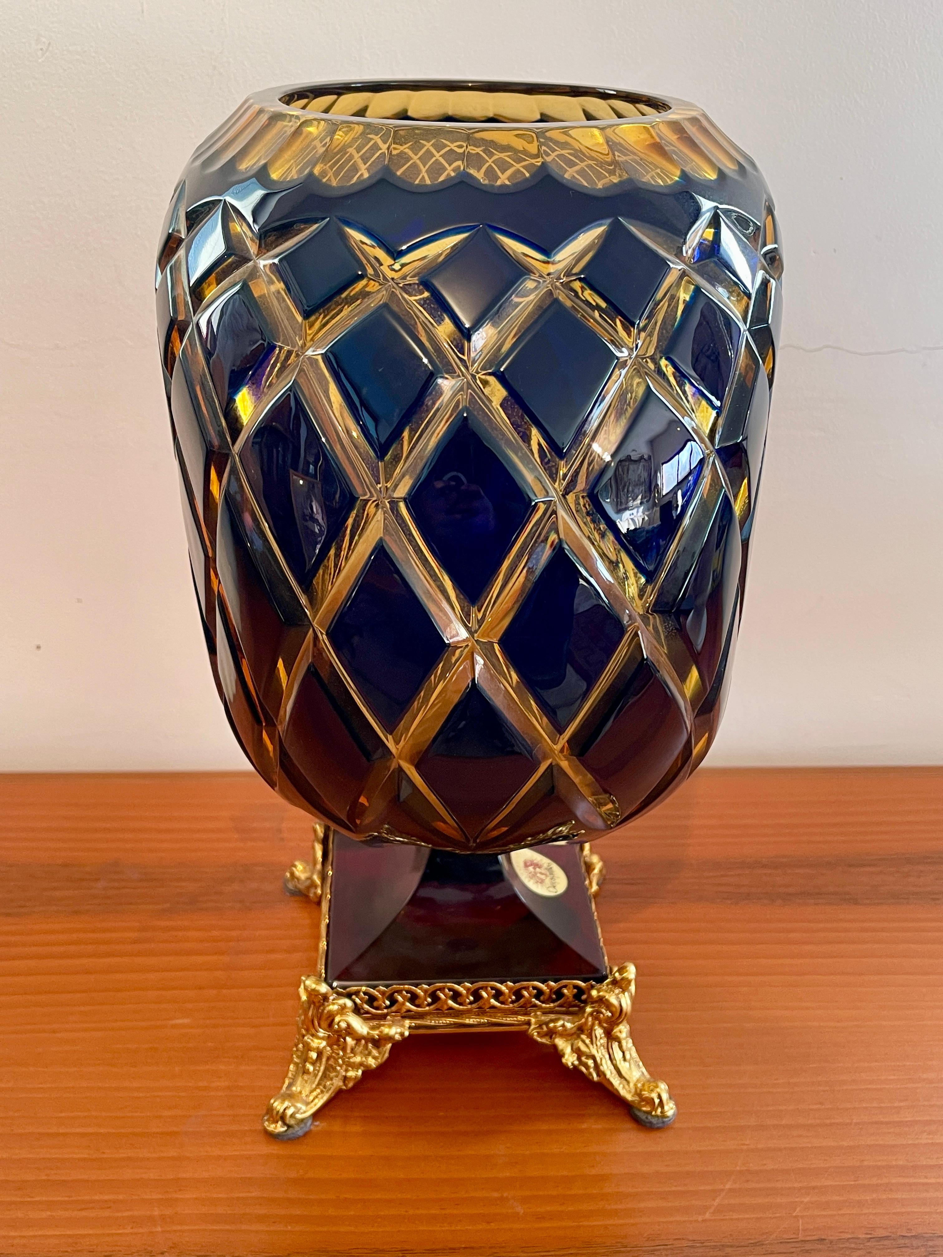 Versailles 20. Jahrhundert handgeschliffenes zweifarbiges Kristall und Bronze Luxusvase im Angebot 1