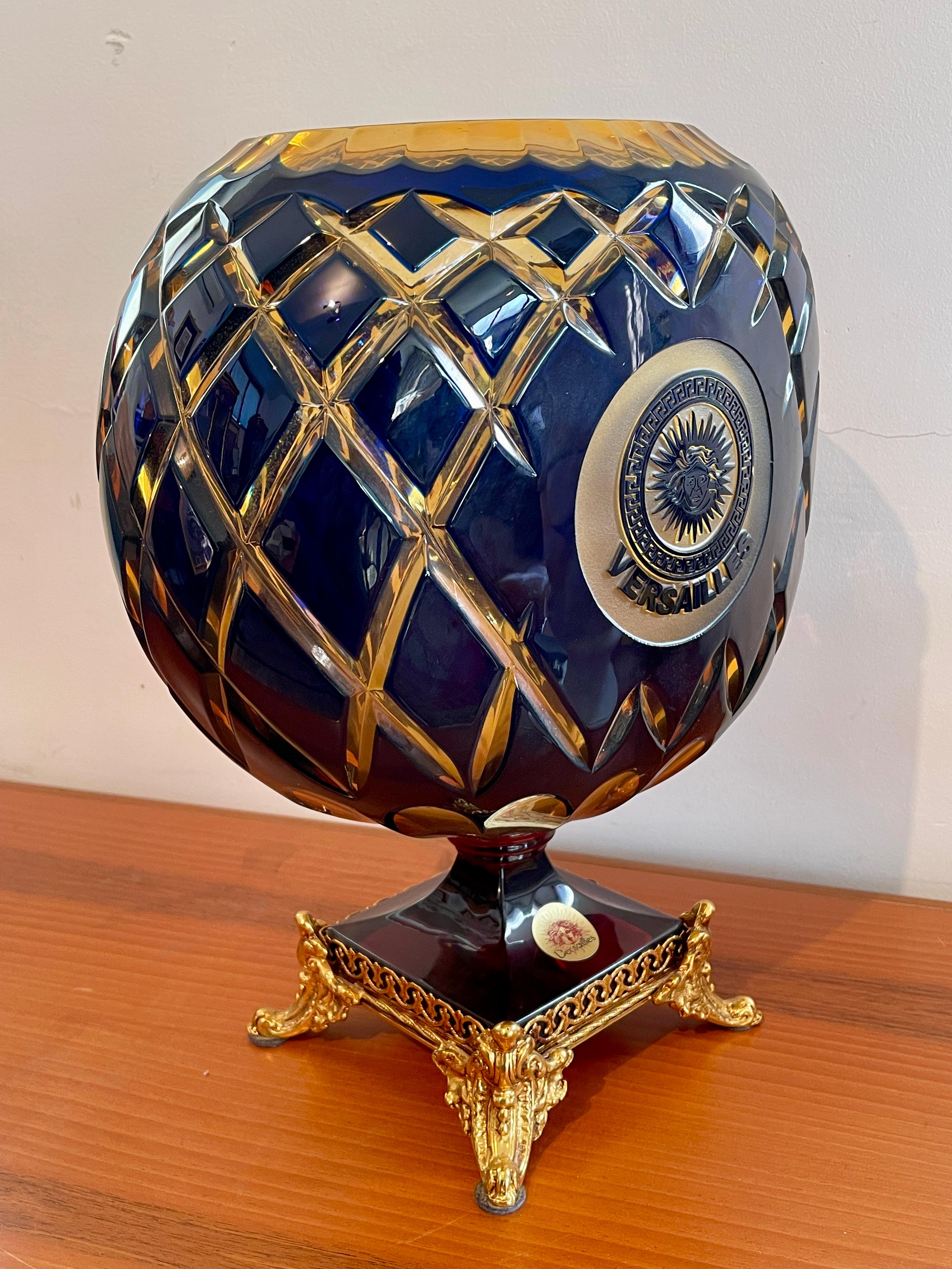 Versailles 20. Jahrhundert handgeschliffenes zweifarbiges Kristall und Bronze Luxusvase im Angebot 2