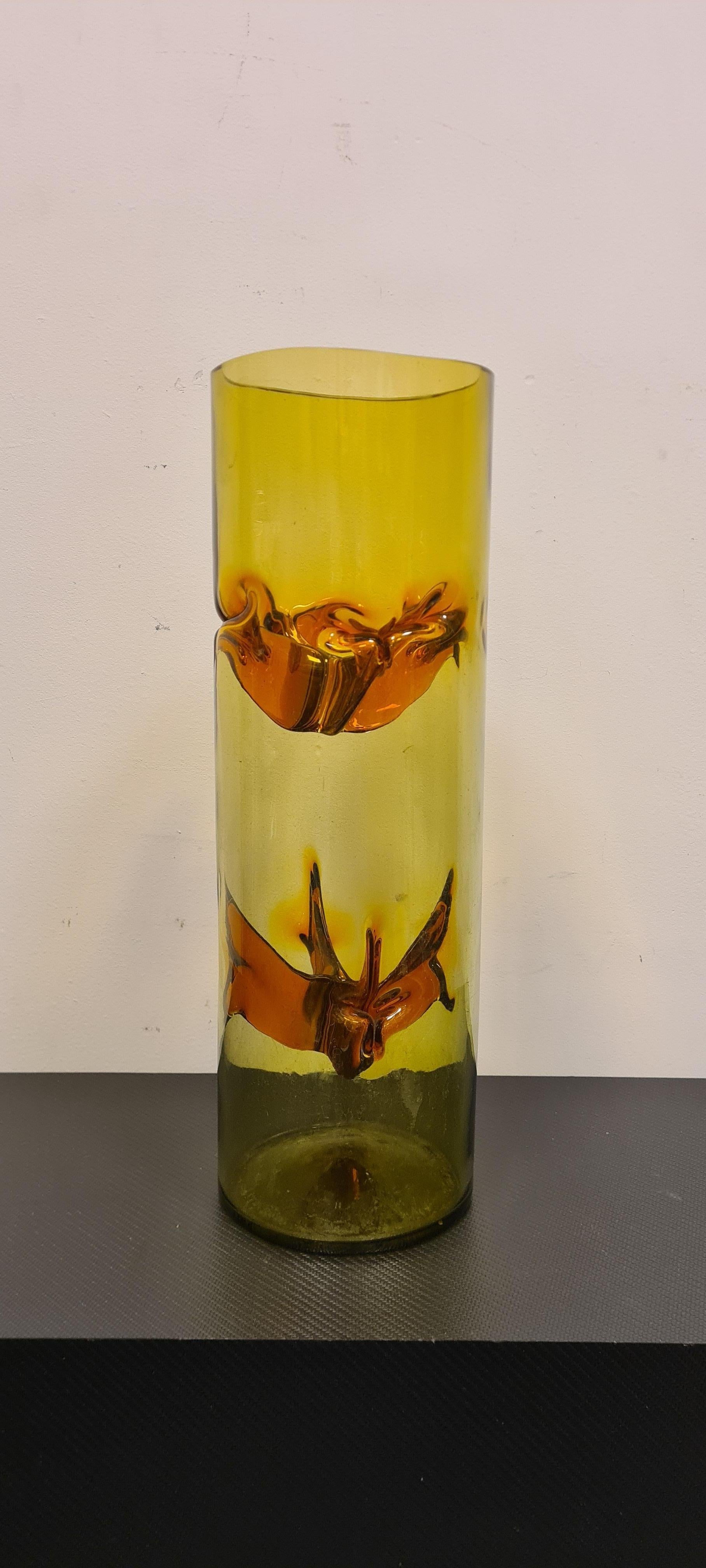 Vase Talea aus der Serie Membrane von Toni Zuccheri für VeArt.

Elegante zylindrische Vase aus geblasenem Muranoglas mit polychromen Applikationen.

Der zylindrische Teil hat einen gelben Farbton, der durch die bernsteinfarbenen Innenapplikationen