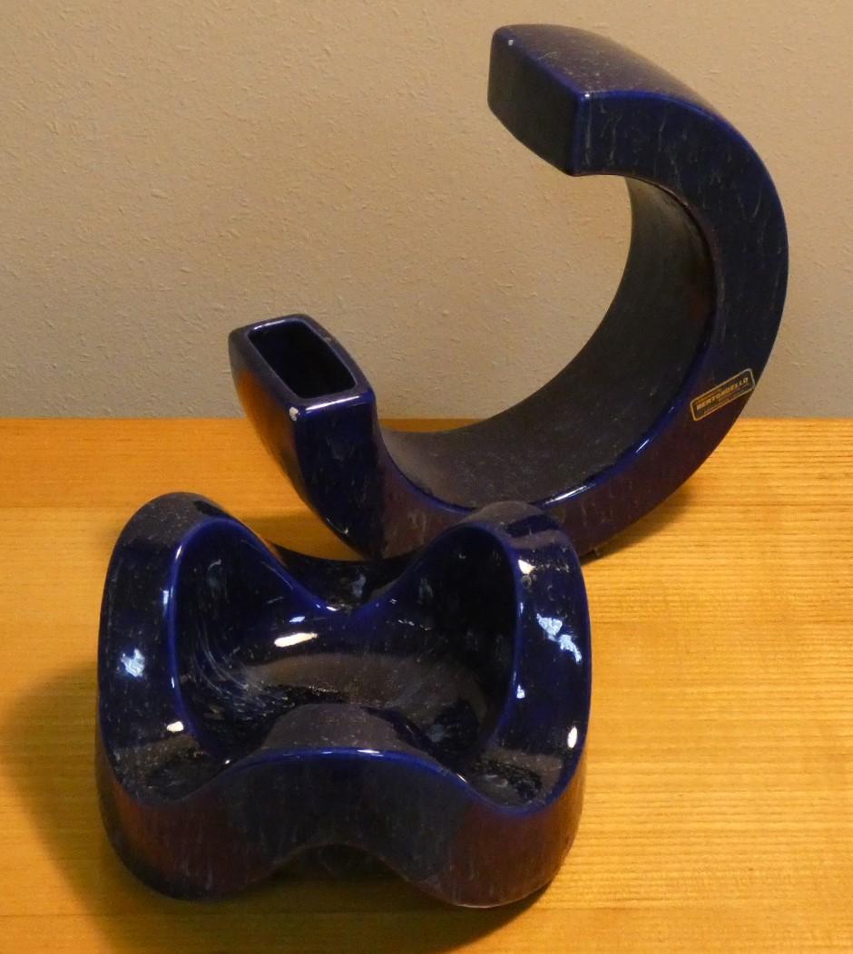 Set bestehend aus einer Vase und einem Aschenbecher aus ultramarinblau glasierter Keramik, hergestellt in den frühen 1970er Jahren von Bertoncello Ceramiche nach einem Entwurf von Roberto Rigon, einem bekannten Keramikdesigner jener Zeit.

Der