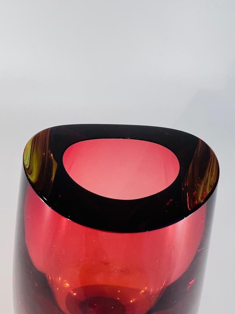 Vaso en vidrio artístico soplado de Murano con gruesa capa de vidrio y coloración contrastante de rosa y amarillo