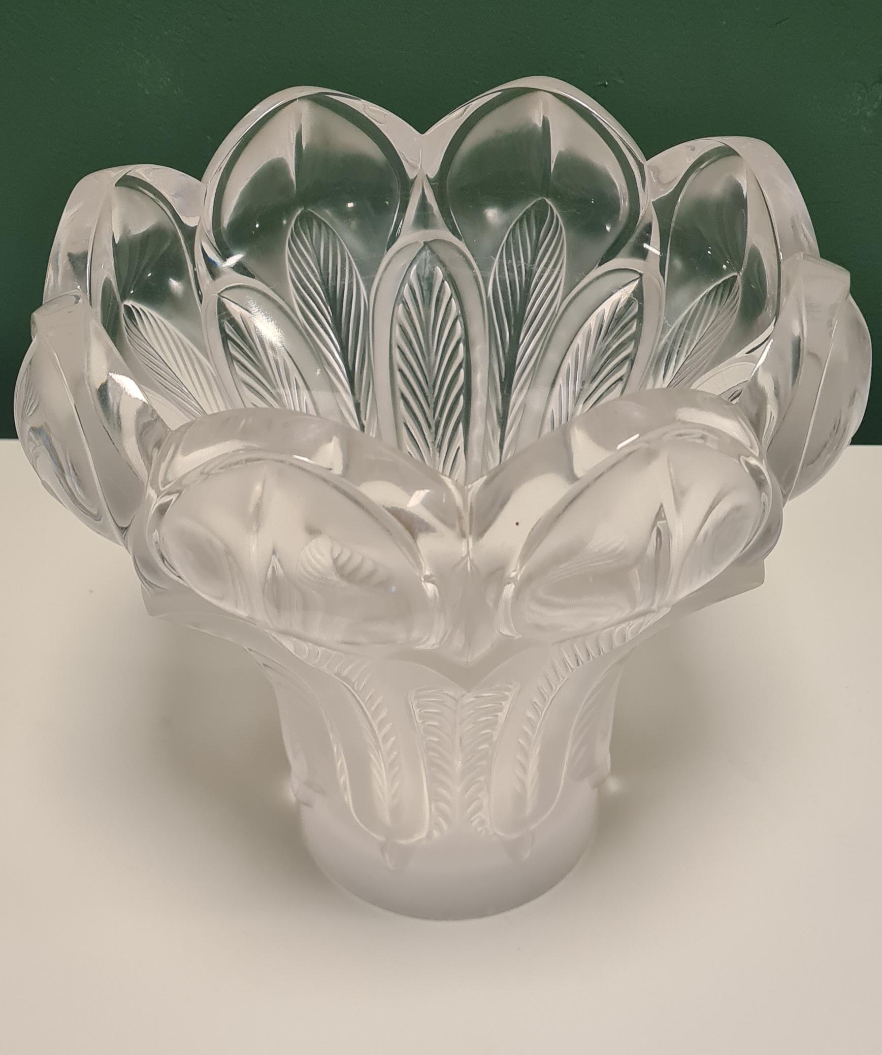 French Vase Esna de Lalique en vente