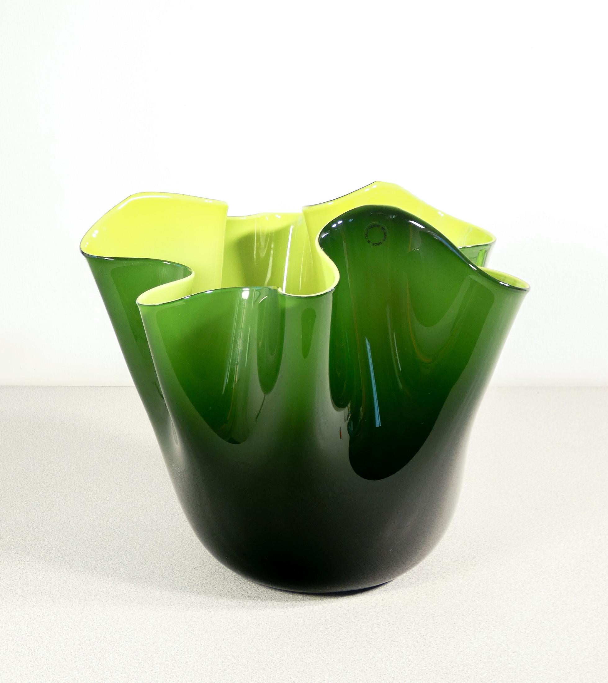 Vaso Fazzoletto
design Fulvio BIANCONI
per VENINI.

ORIGINE
Murano

PERIODO
1972

DESIGNER
Fulvio BIANCONI

MARCA
Venini

MODELLO
Fazzoletto

MATERIALI
Vetro soffiato policromo

DIMENSIONI
H 29.5 cm
Ø 33 cm ca

CONDIZIONI
Perfette. Valutare