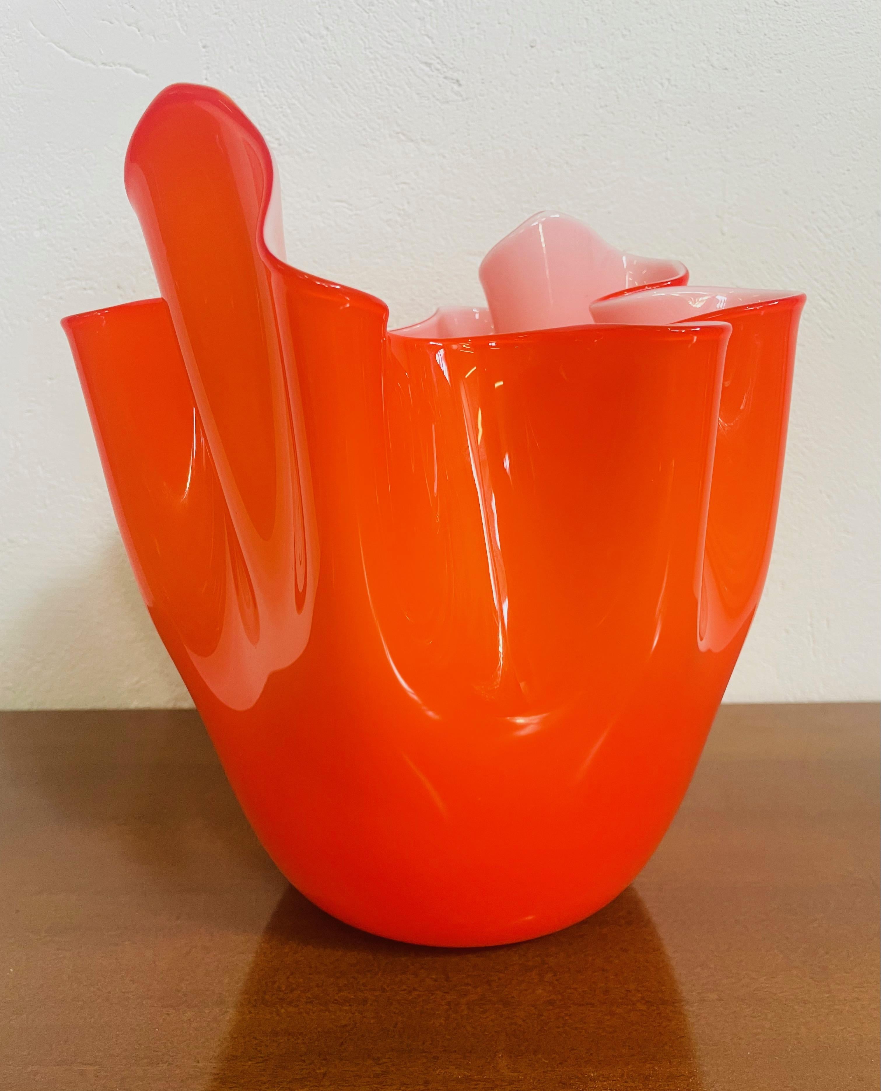 Le vase en verre Fazzoletto, conçu par Fulvio Bianconi & Paolo Venini et produit par Paolo Venini. L'original a été conçu en 1948. Pour une utilisation à l'intérieur uniquement.
Verre de couleur orange, en excellent état tel qu'illustré et fabriqué