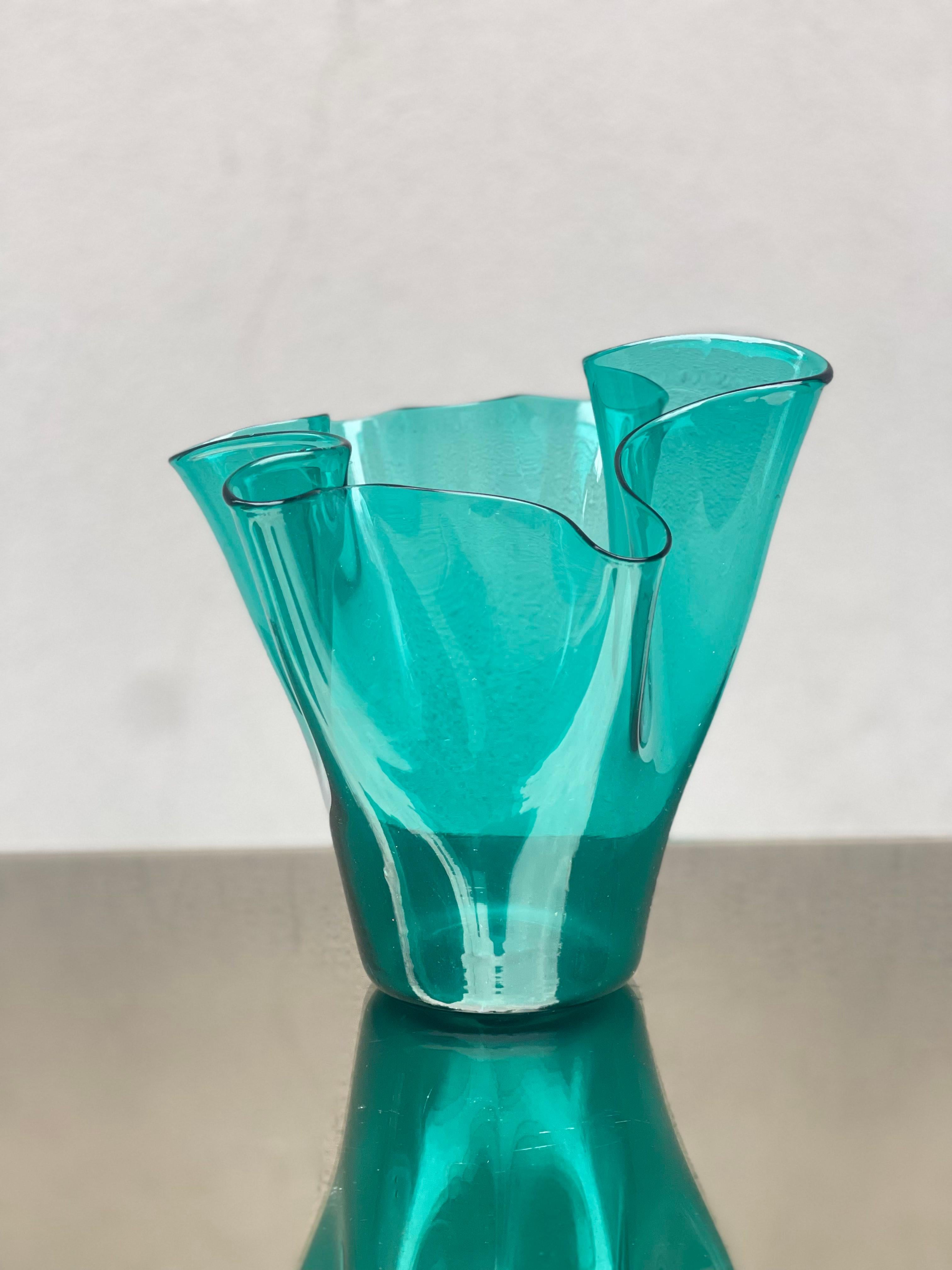 Caratteristiche Produzione:  Manifattura di MuranoPaese produzione:  Murano, ItaliaMateriale:  Vetro Soffiato Descrizione Vaso fazzoletto in vetro soffiato colore unicoCondizione prodotto:
Oggetto in buone condizioniDimensioni (cm):
Altezza: