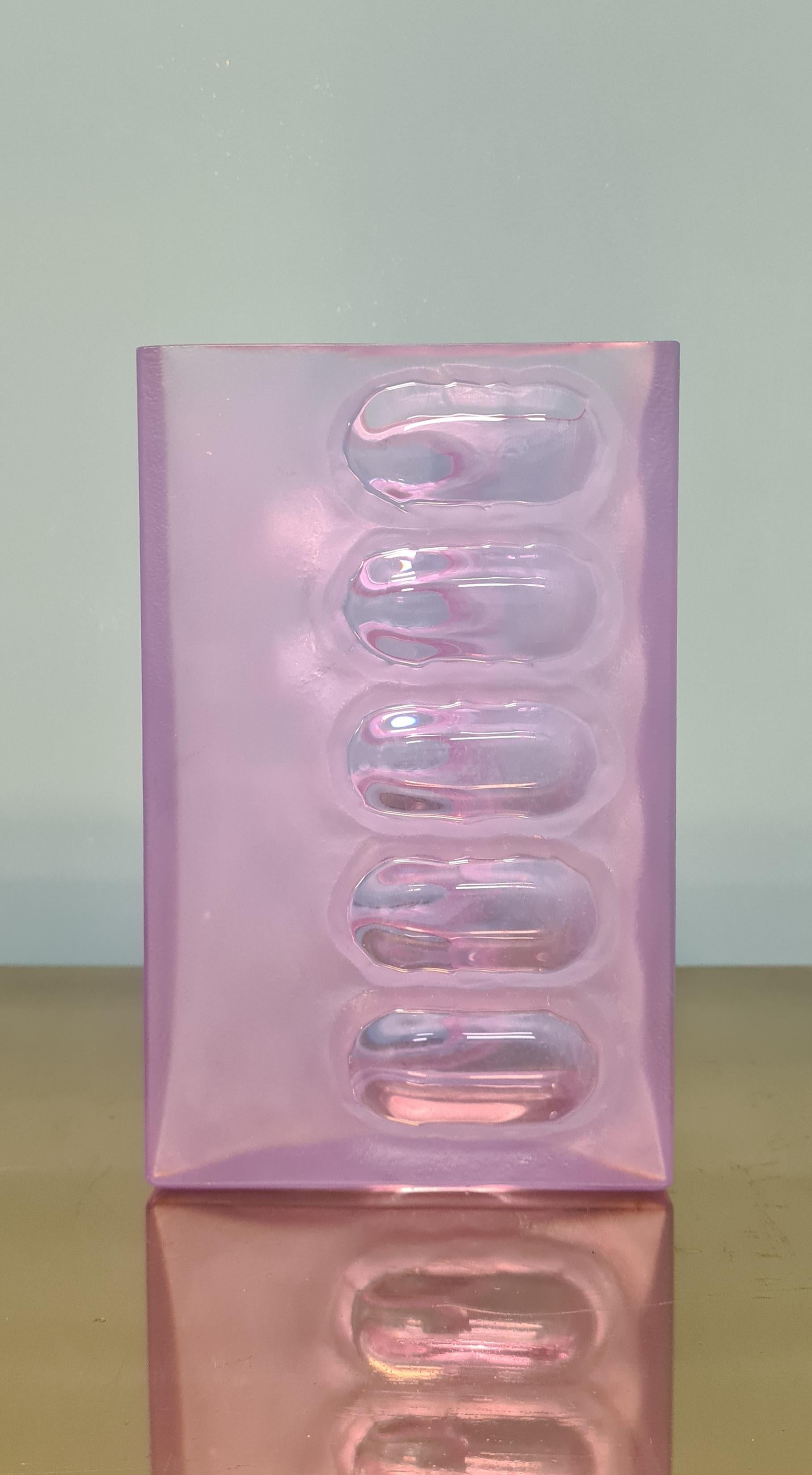 Vaso modello Frost di Arnolfo di cambio.

Il vaso è realizzato in alessandrite particolare cristallo dal colore lilla cangiante.

Presenta parti satinate e parti lucide.

Realizzato dall'illustre vetreria Toscana Arnolfo di Cambio leader nella