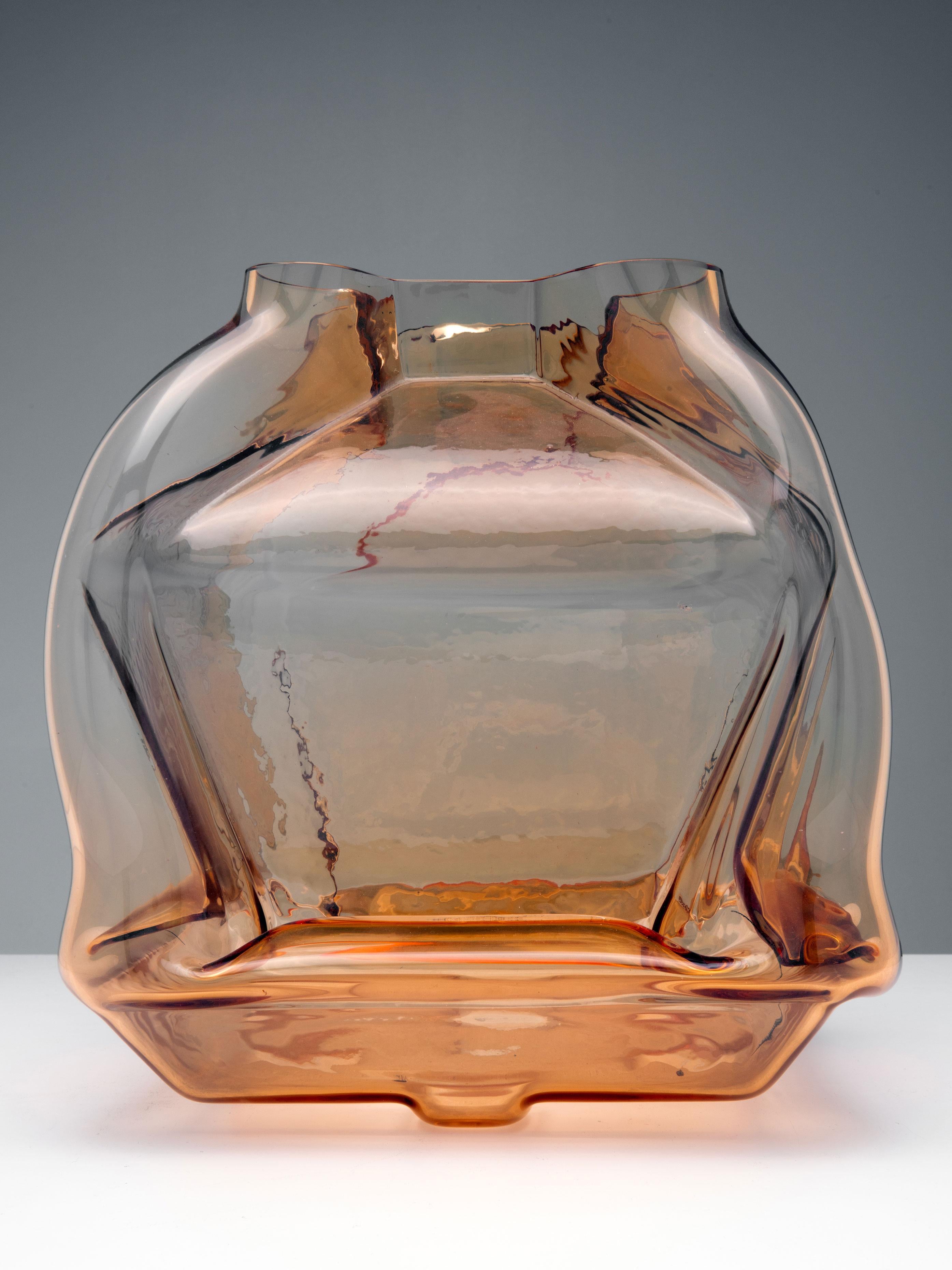 Il 'Vaso Golia' è stato progettato nel 1973 da Ton Zuccheri per VeArt ed è realizzato in vetro di Murano soffiato a stampo. Il designer ha dovuto prima progettare lo stampo, quindi più o meno tutti i vasi Golia hanno la stessa forma e le stesse