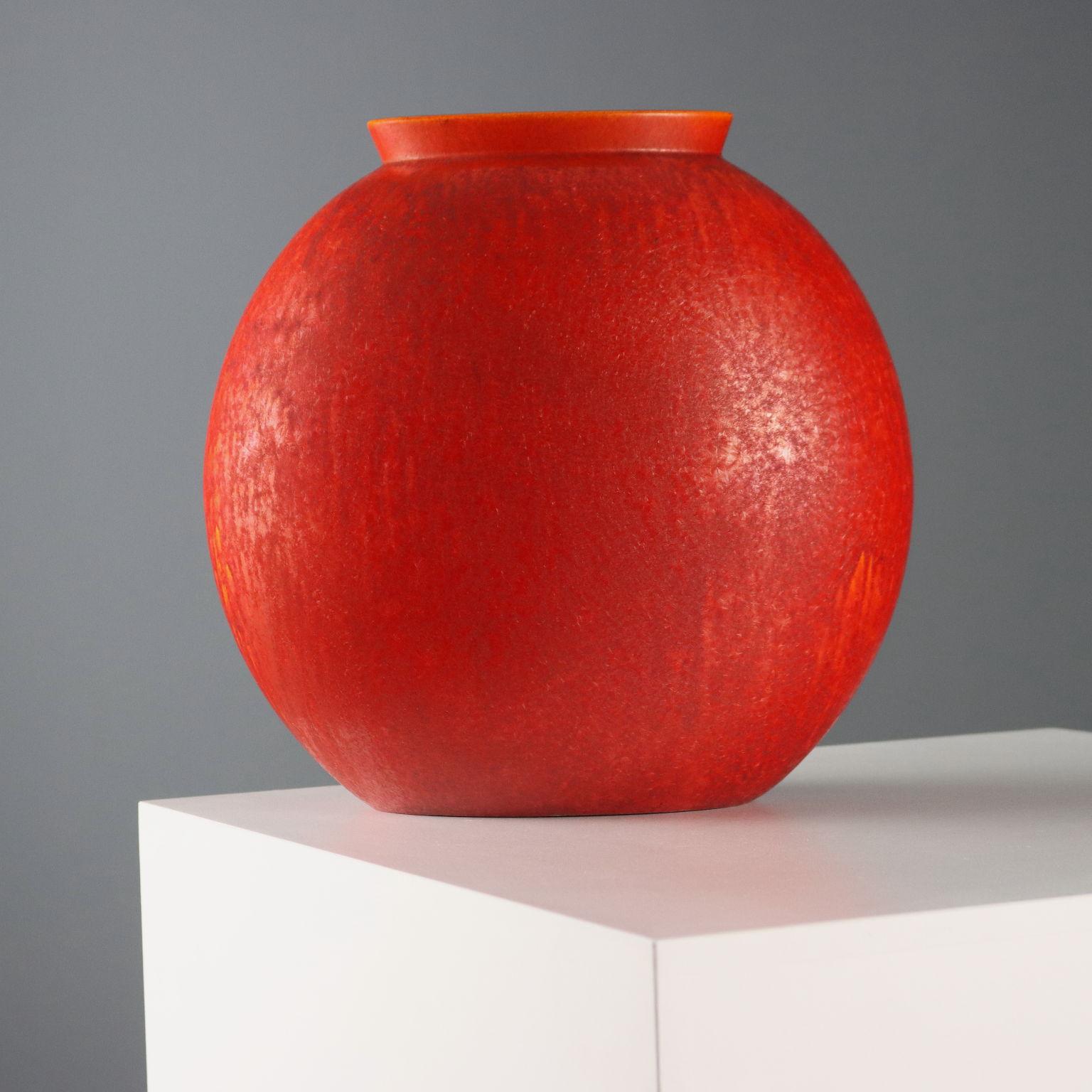 Vaso in ceramica smaltata a colaggio nei toni del rosso e arancio, marchio della manifattura sotto la base.