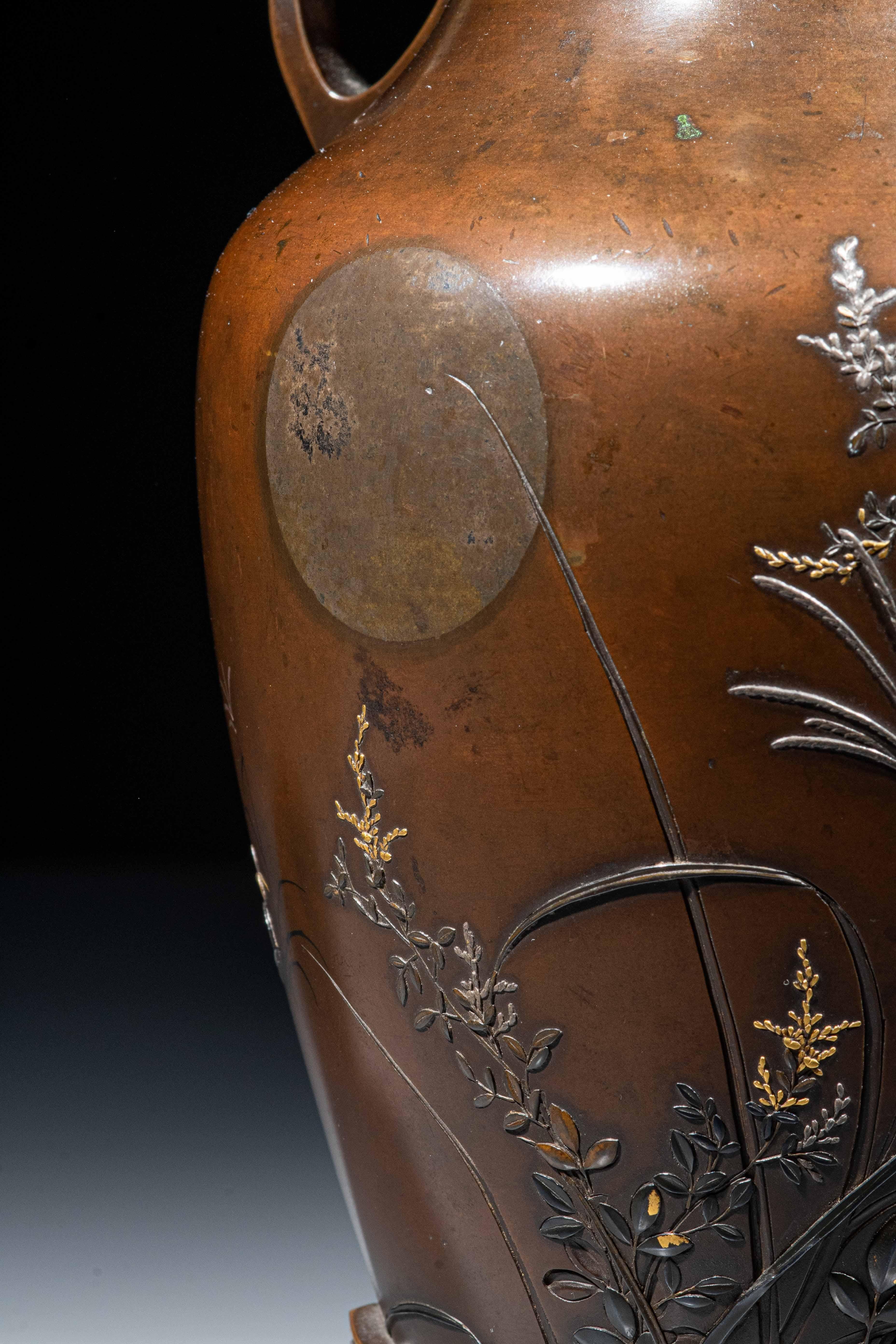 Vase en bronze représentant un lapin au clair de lune en vente 3