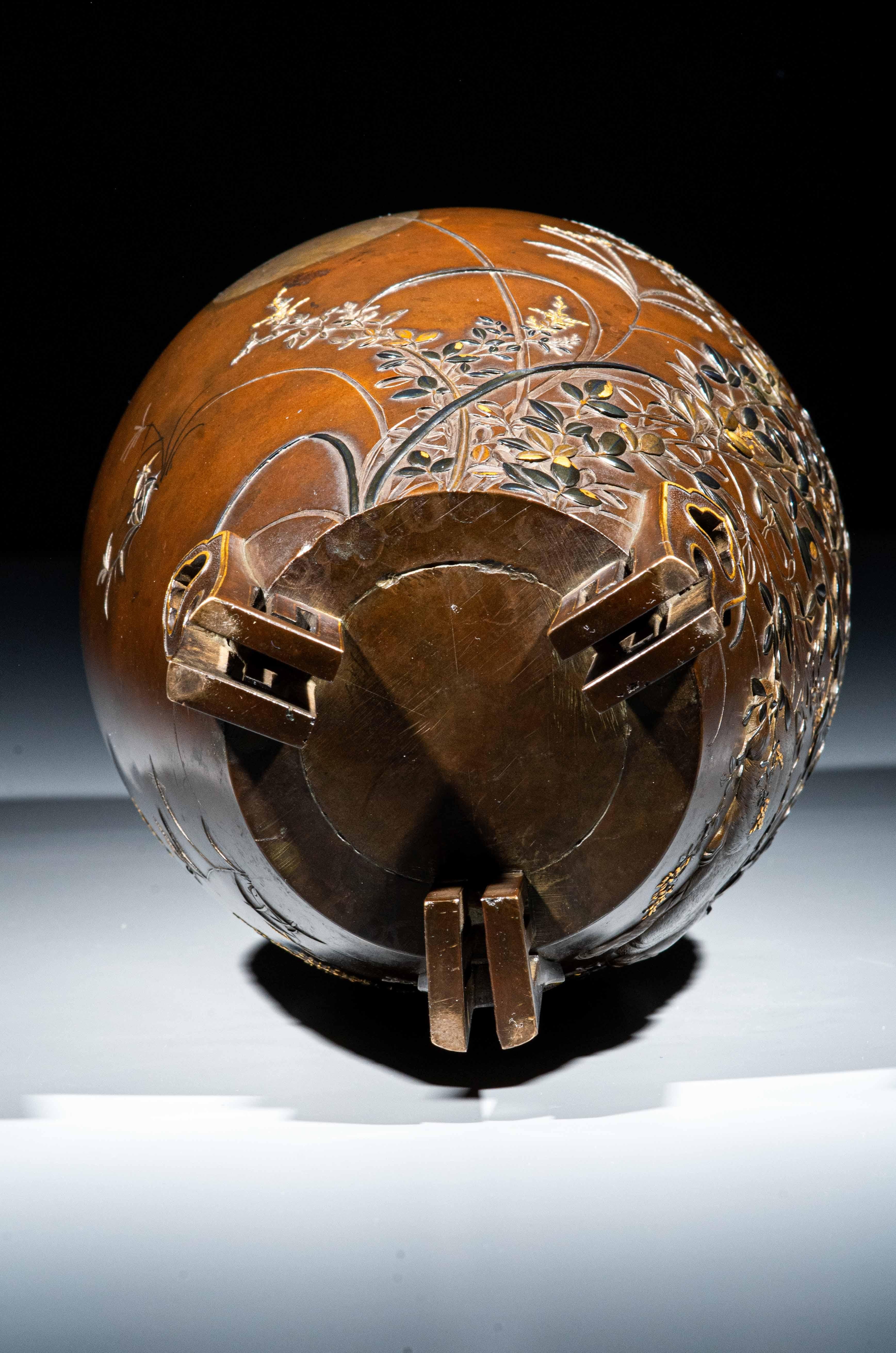 Vase en bronze représentant un lapin au clair de lune en vente 4