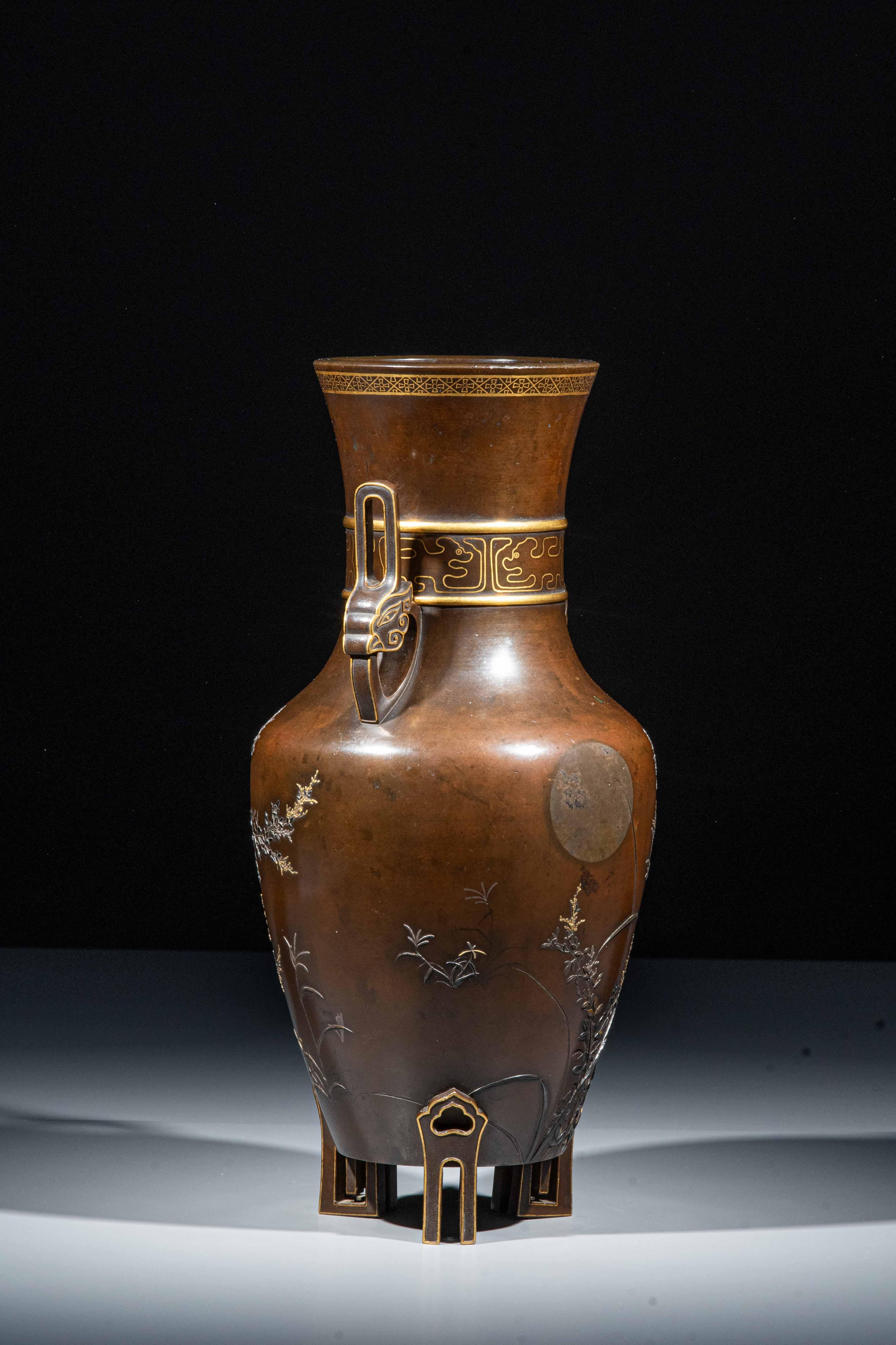 Japanese Vase en bronze représentant un lapin au clair de lune en vente