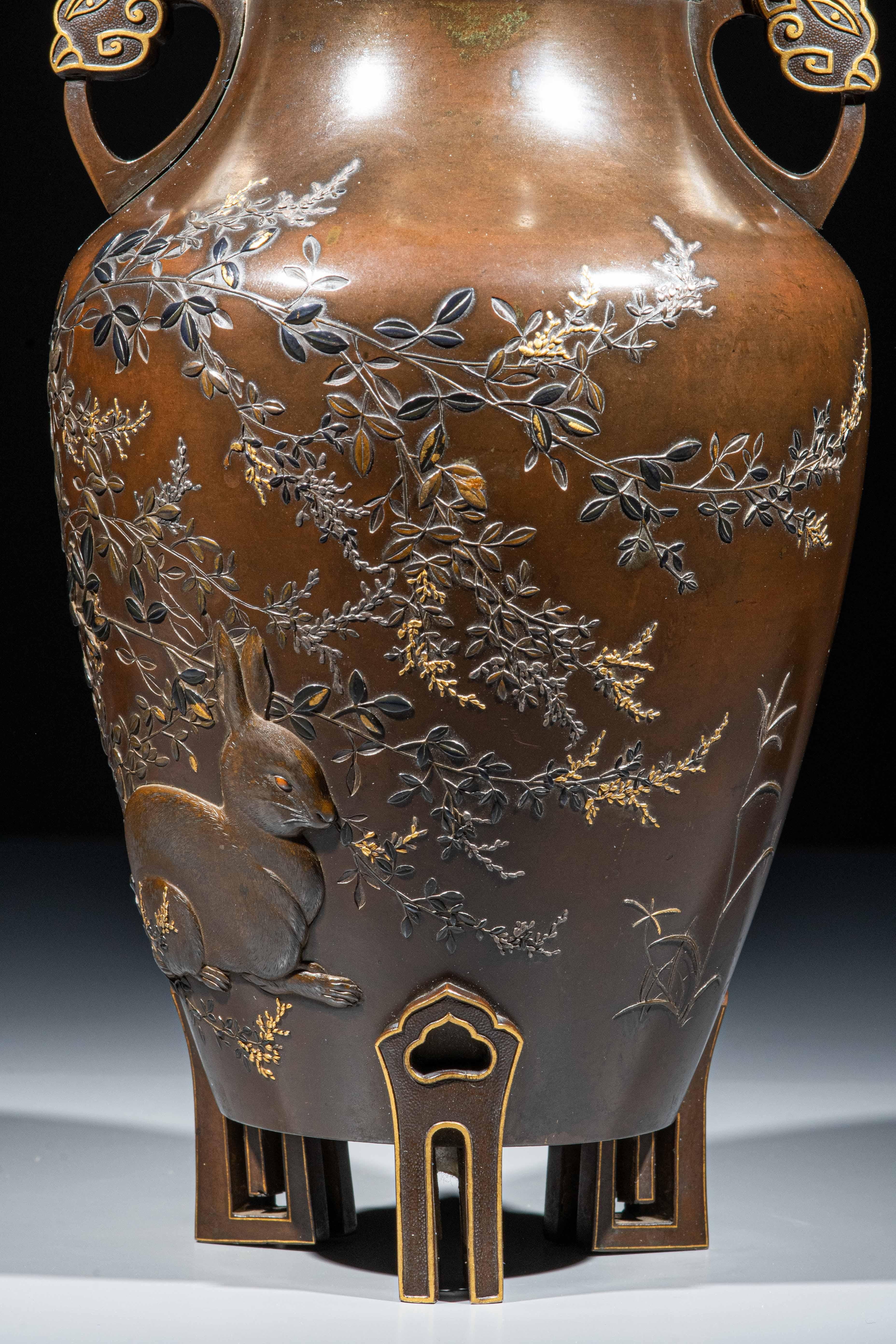 Ferronnerie Vase en bronze représentant un lapin au clair de lune en vente